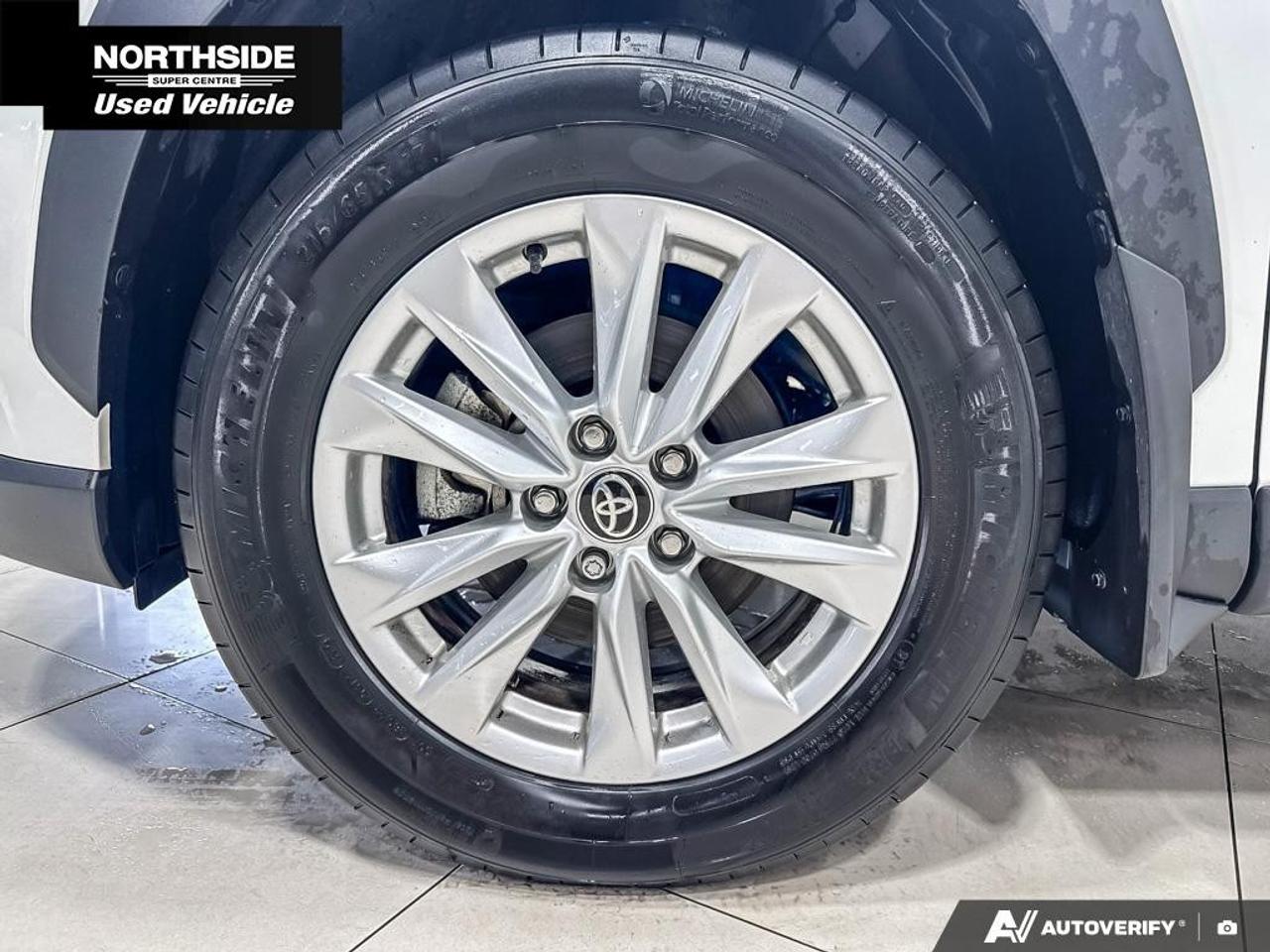 2024 Toyota Corolla Cross LE AWD Photo