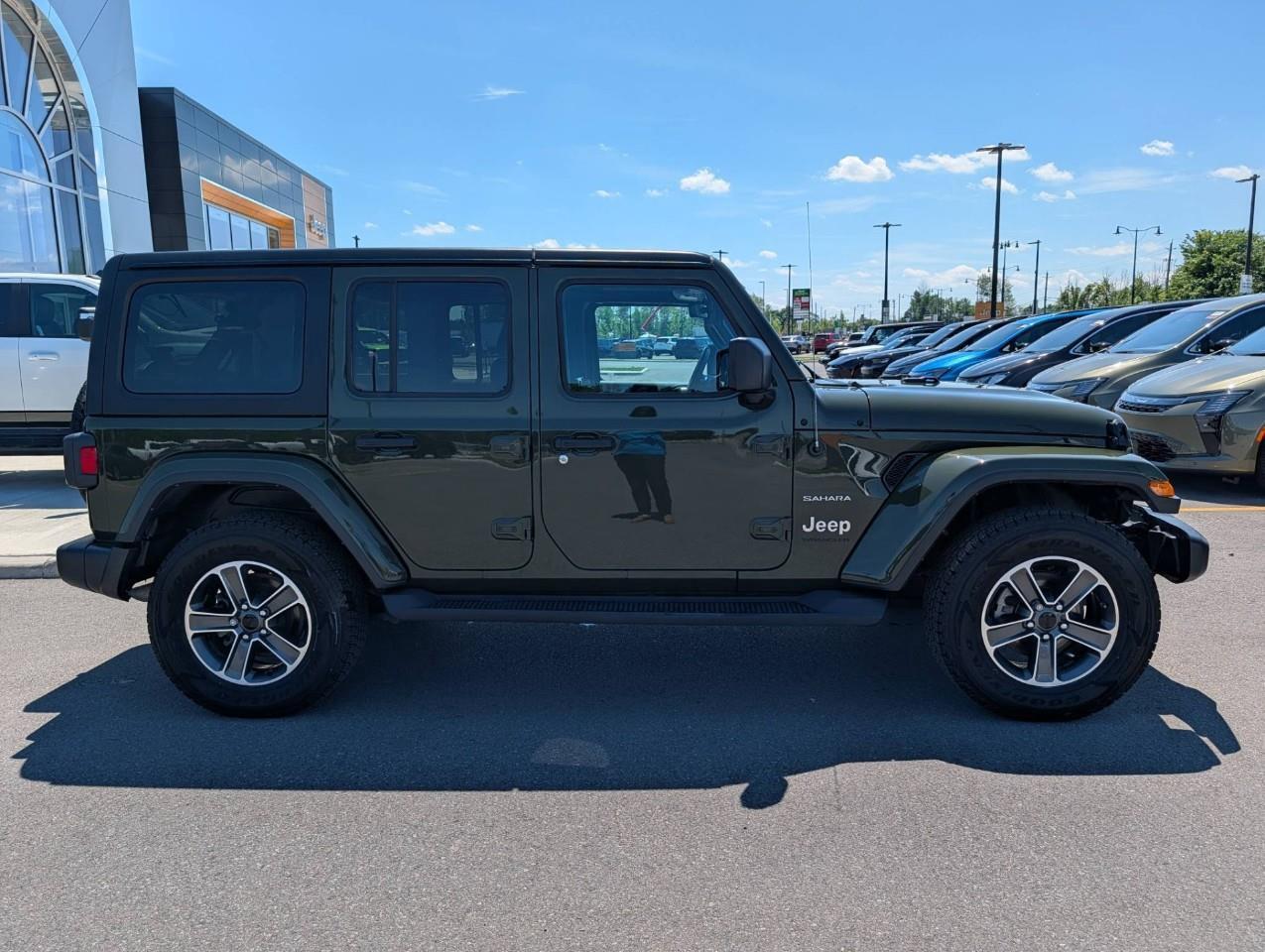 2023 Jeep Wrangler Sahara One owner/ No accidents Photo2