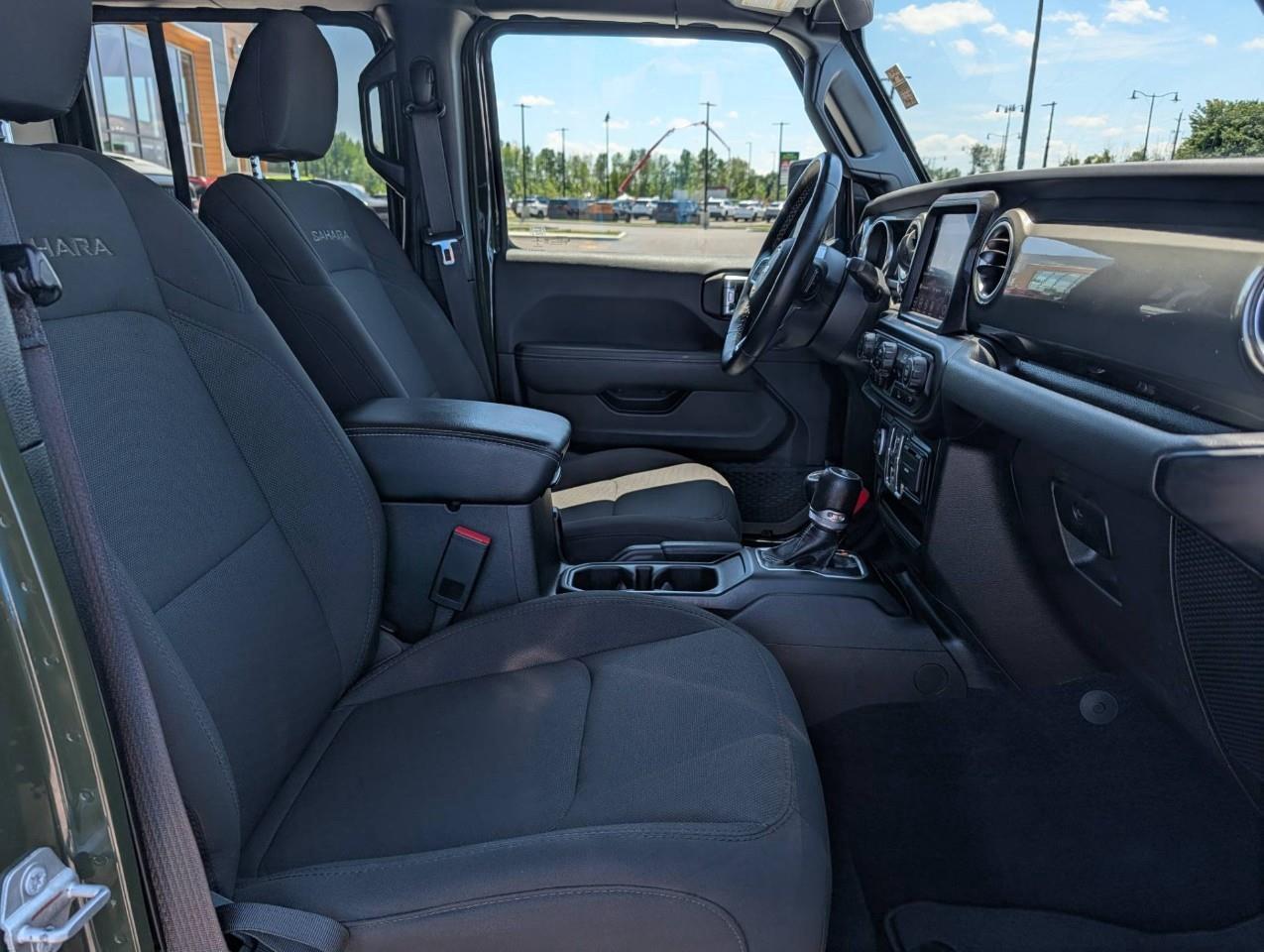 2023 Jeep Wrangler Sahara One owner/ No accidents Photo4