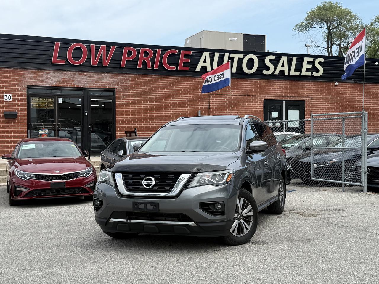 2017 Nissan Pathfinder SL l 4WD l 3.5L l Sunroof l 28 Service Records Photo0