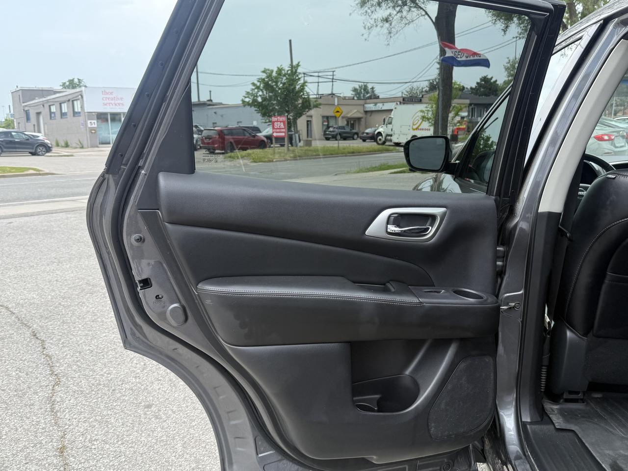 2017 Nissan Pathfinder SL l 4WD l 3.5L l Sunroof l 28 Service Records Photo
