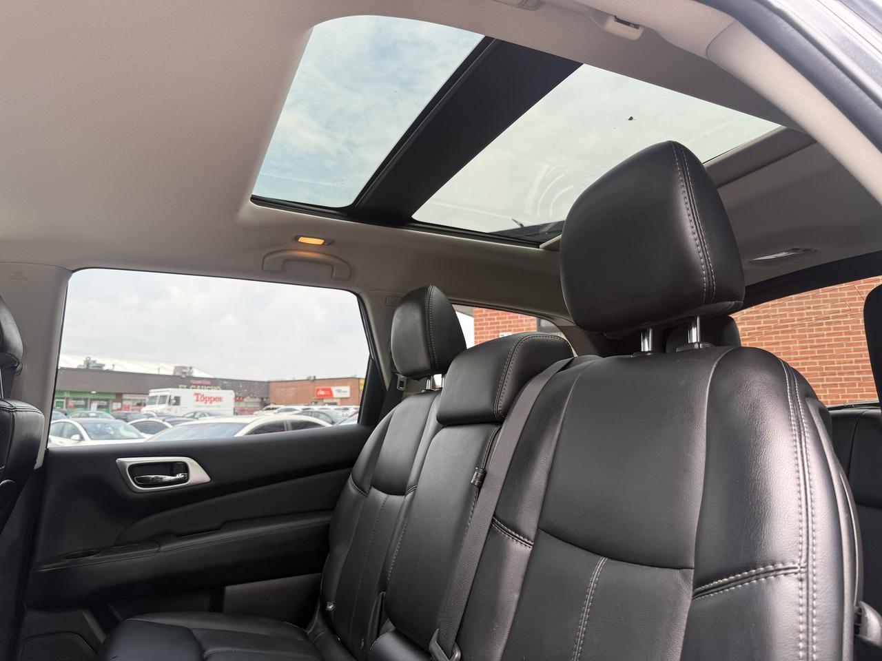2017 Nissan Pathfinder SL l 4WD l 3.5L l Sunroof l 28 Service Records Photo