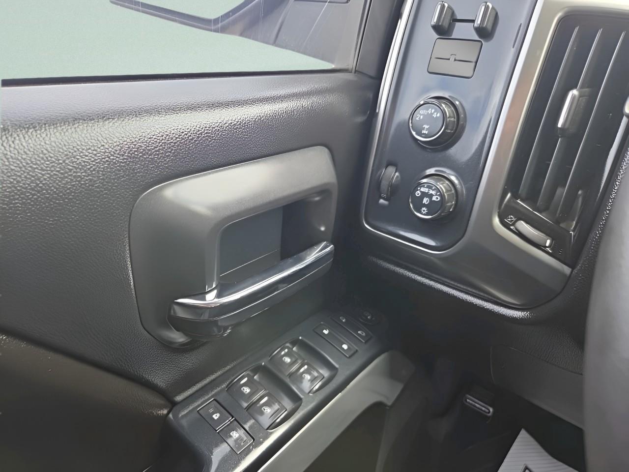 2017 Chevrolet Silverado 1500 Crew Cab Short Box 4-Wheel Drive LT w/1LT Photo