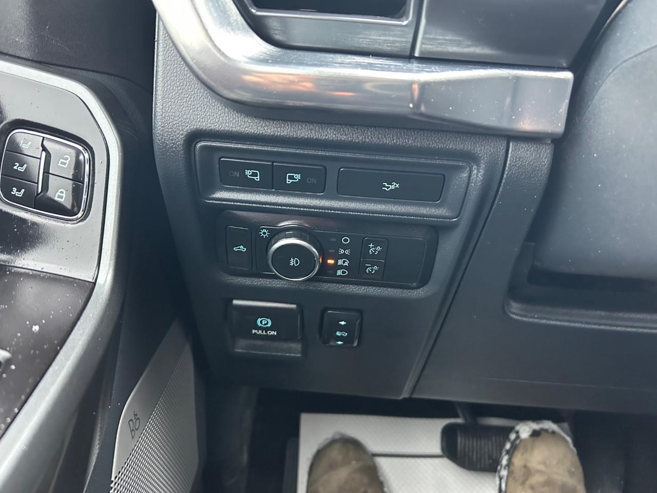 2022 Ford F-150 Lariat 4WD SuperCrew 5.5' Box Photo