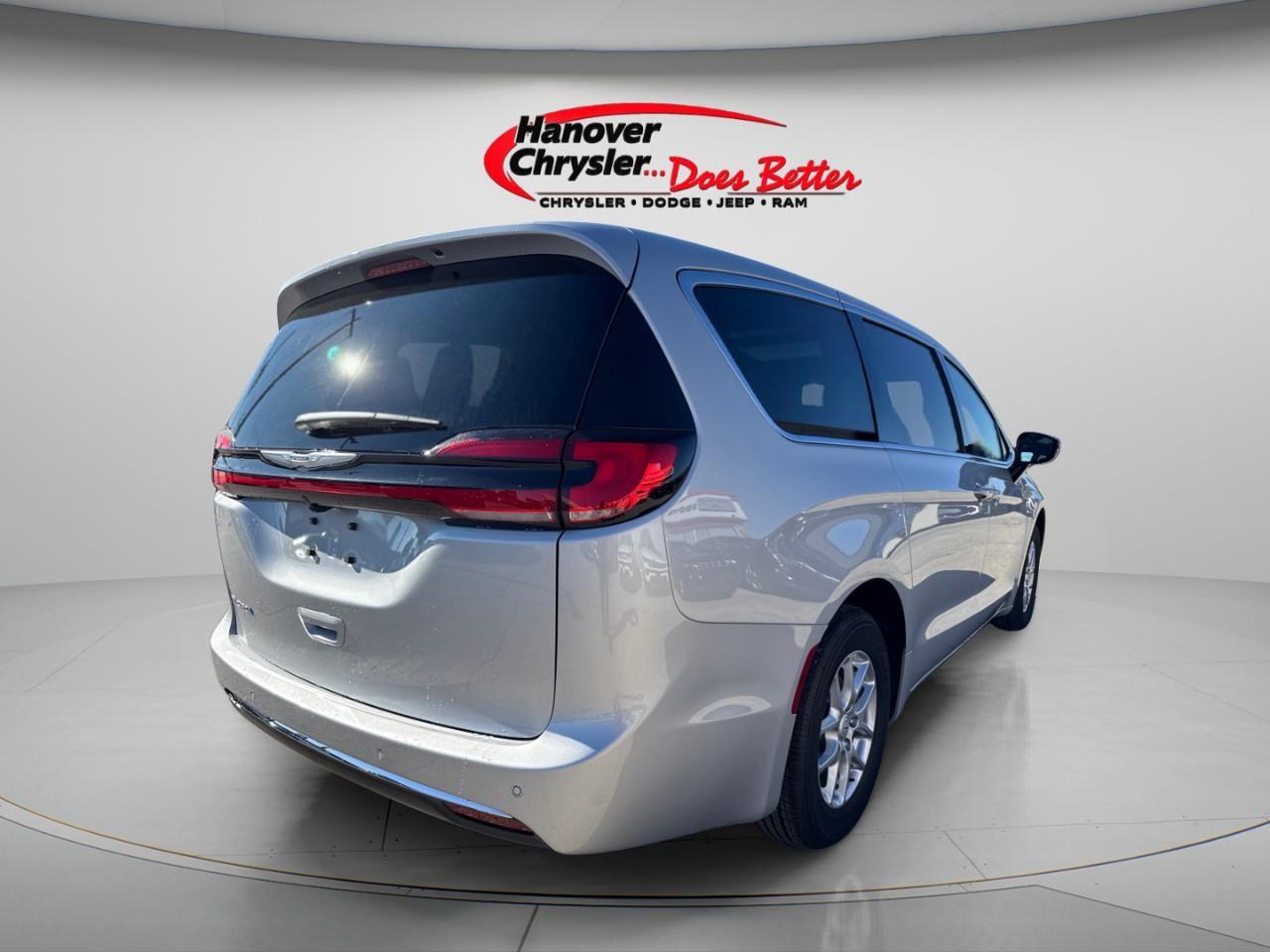 2026 Chrysler Pacifica Select FWD Photo4