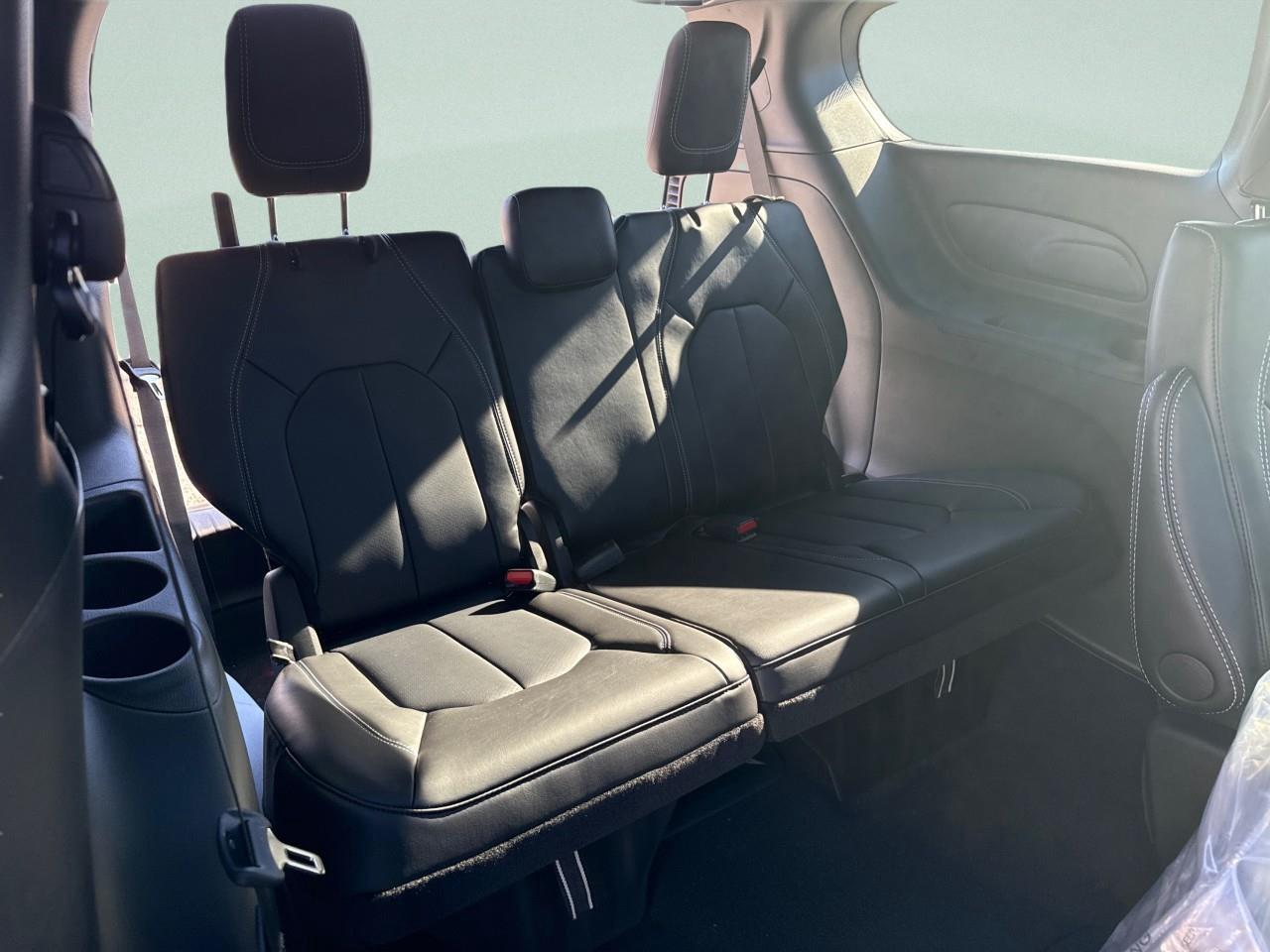 2026 Chrysler Pacifica Select FWD Photo