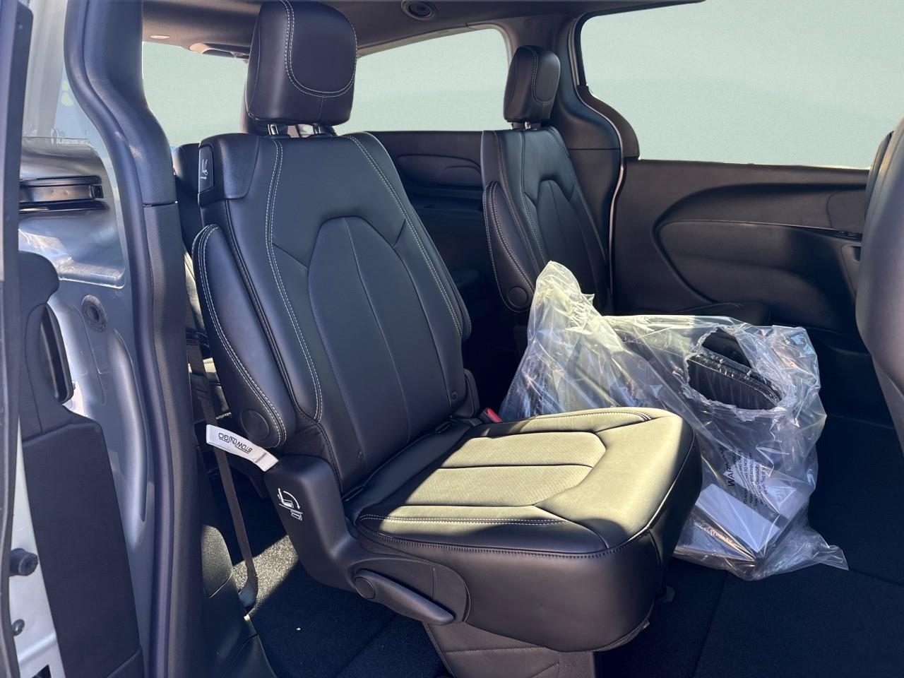 2026 Chrysler Pacifica Select FWD Photo