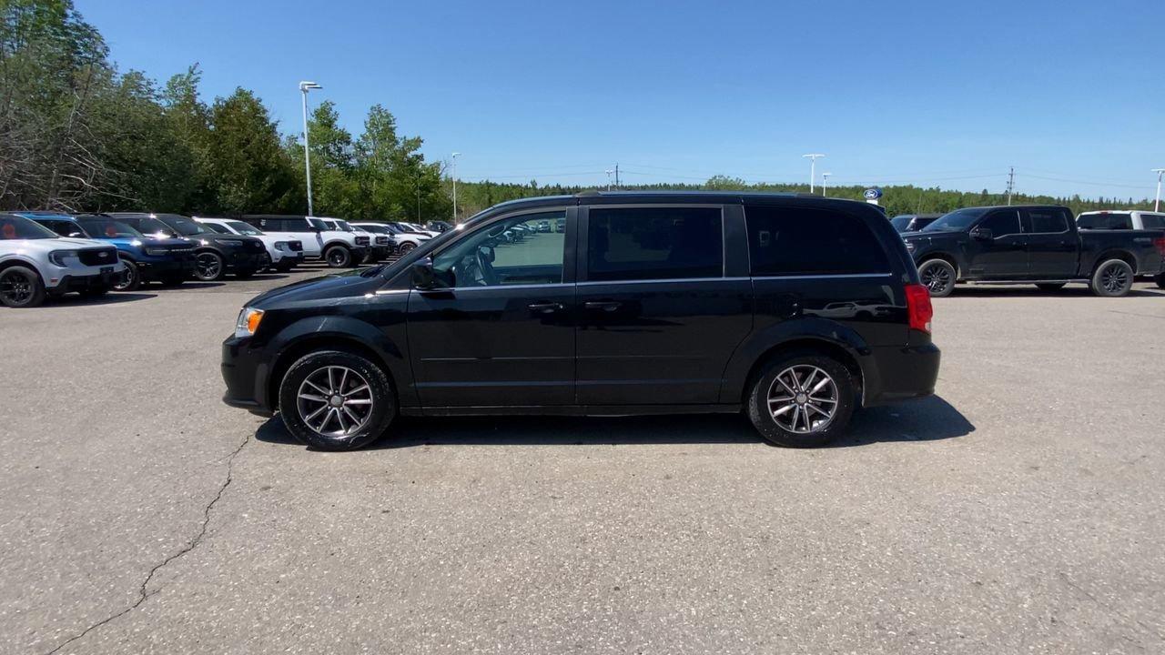 2017 Dodge Grand Caravan SXT Premium Plus Photo4
