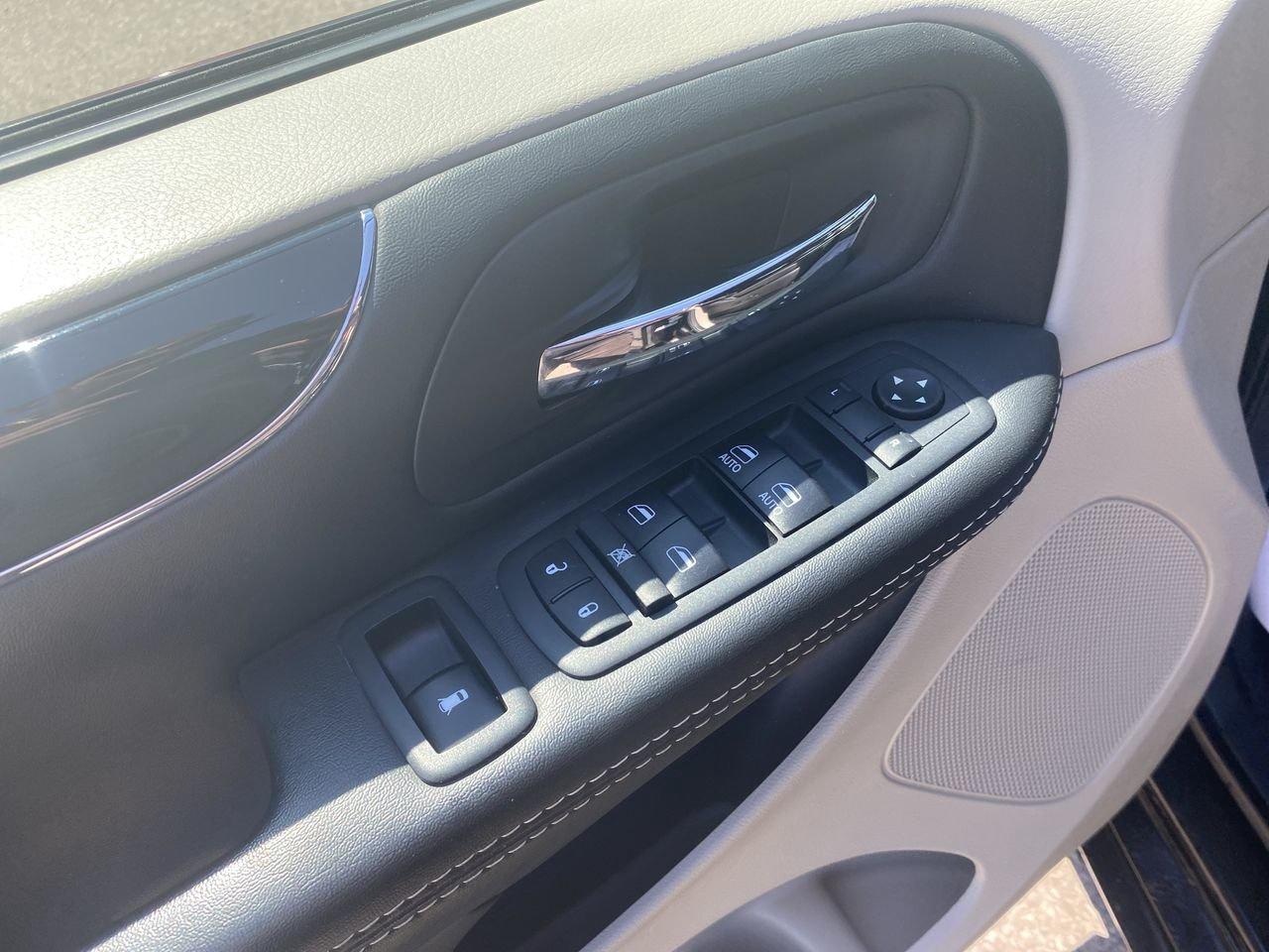 2017 Dodge Grand Caravan SXT Premium Plus Photo