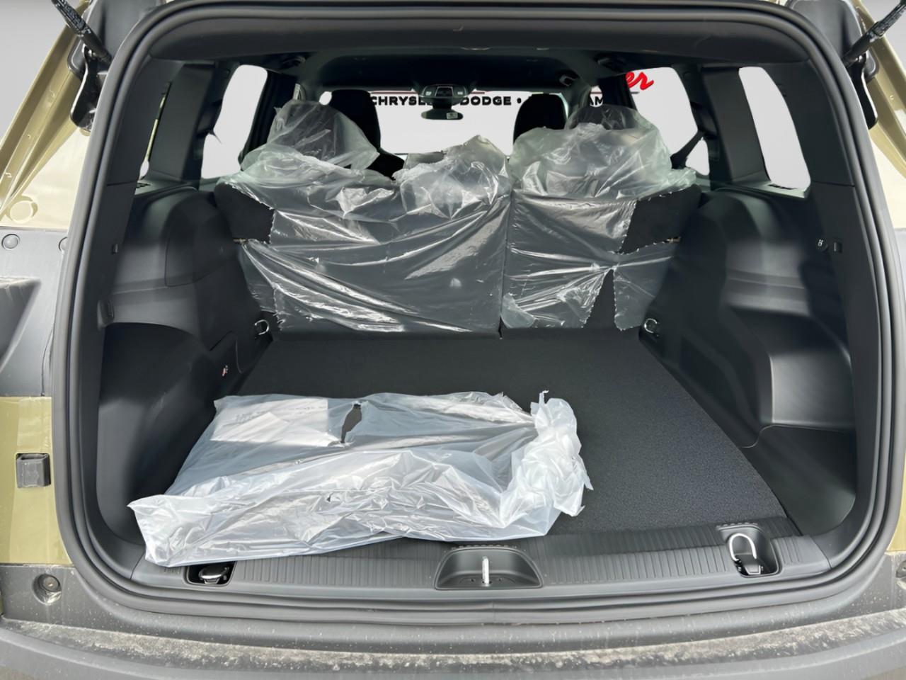 2026 Jeep Cherokee LAREDO 4x4 Photo