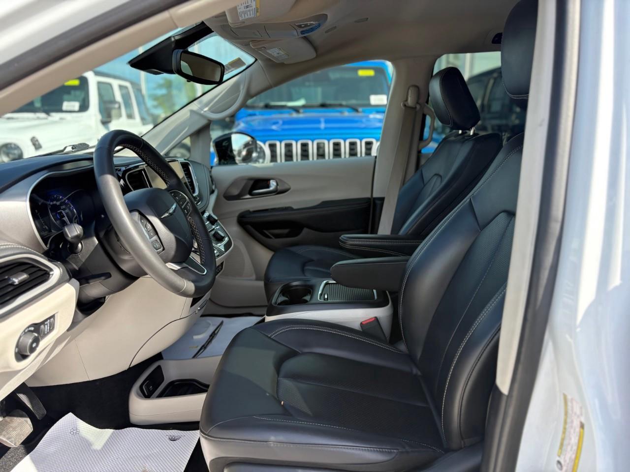 2024 Chrysler Pacifica Touring-L Front-Wheel Drive Passenger Van Photo