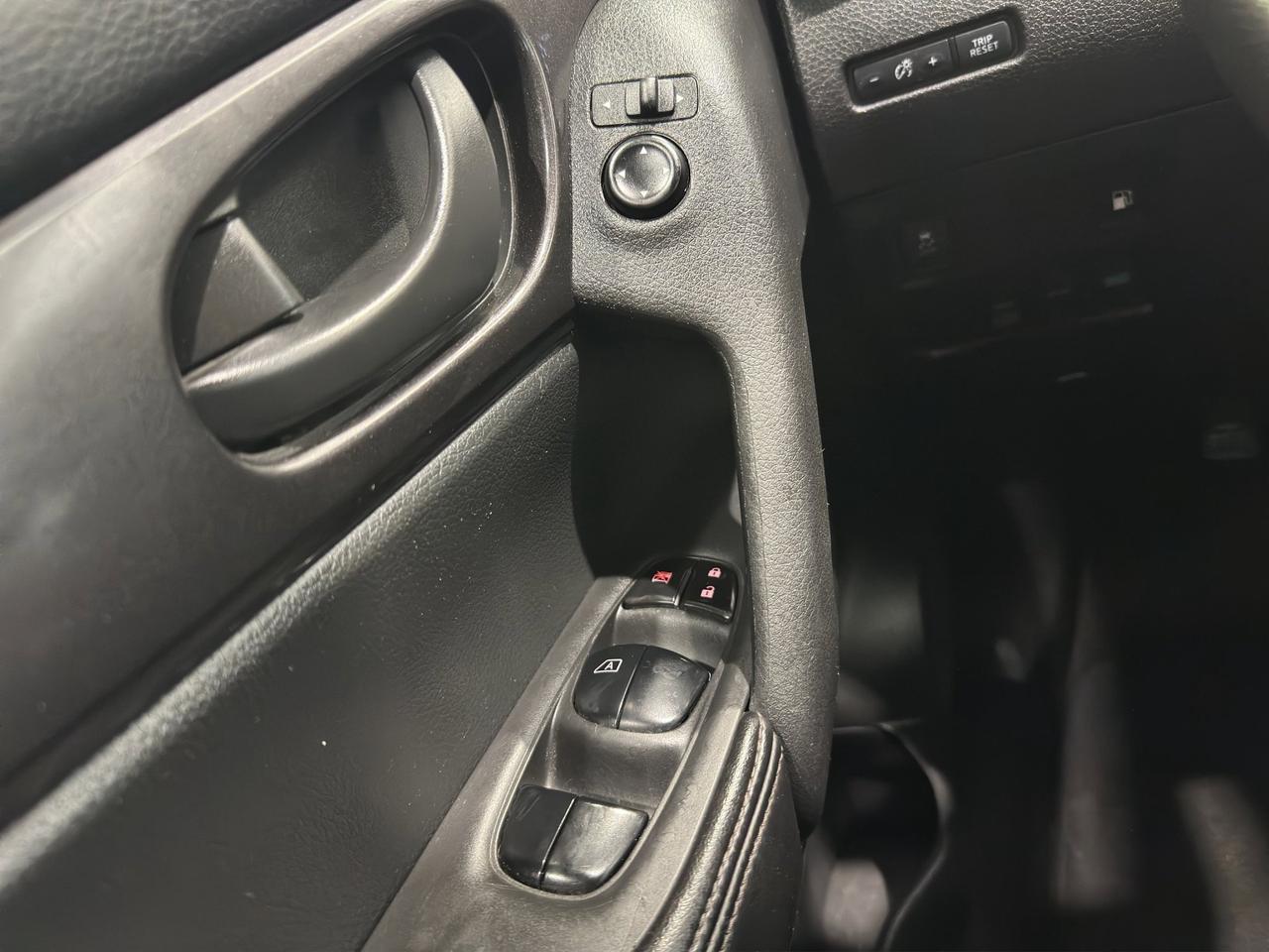 2019 Nissan Rogue S | Reverse Cam | Heated Seats Photo