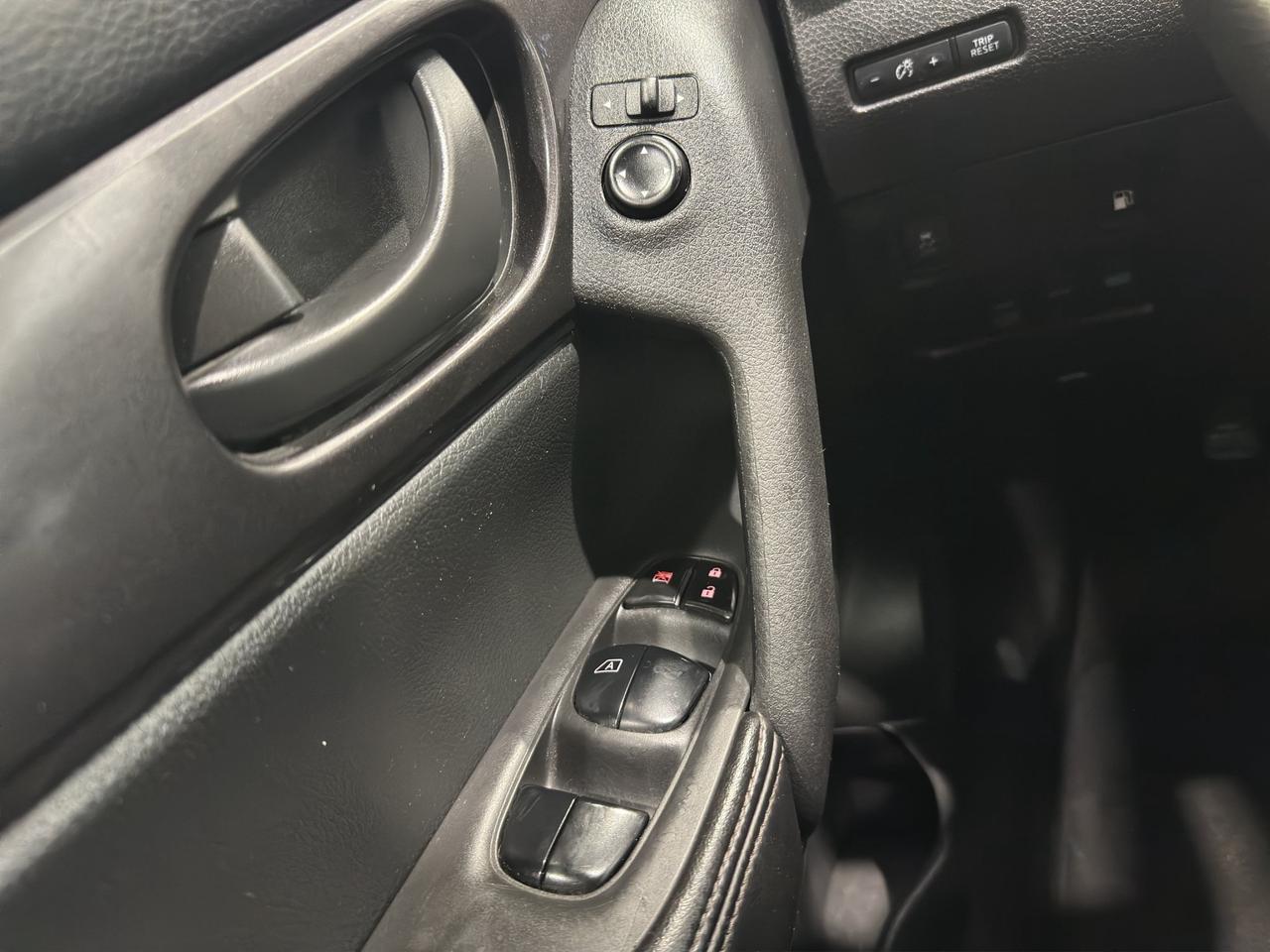 2019 Nissan Rogue S | Reverse Cam | Heated Seats Photo