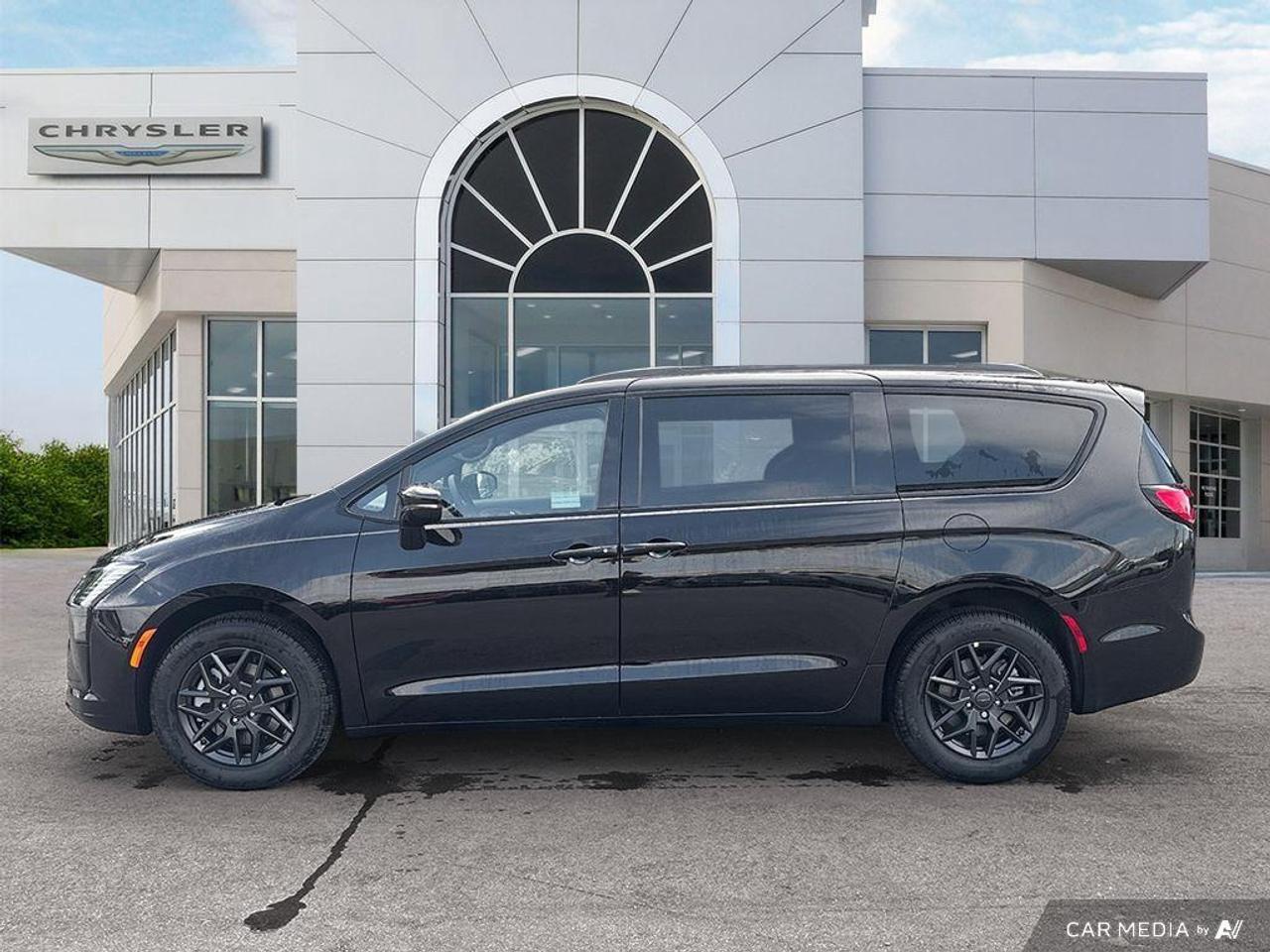 2027 Chrysler Pacifica Select All-Wheel Drive Passenger Van Photo