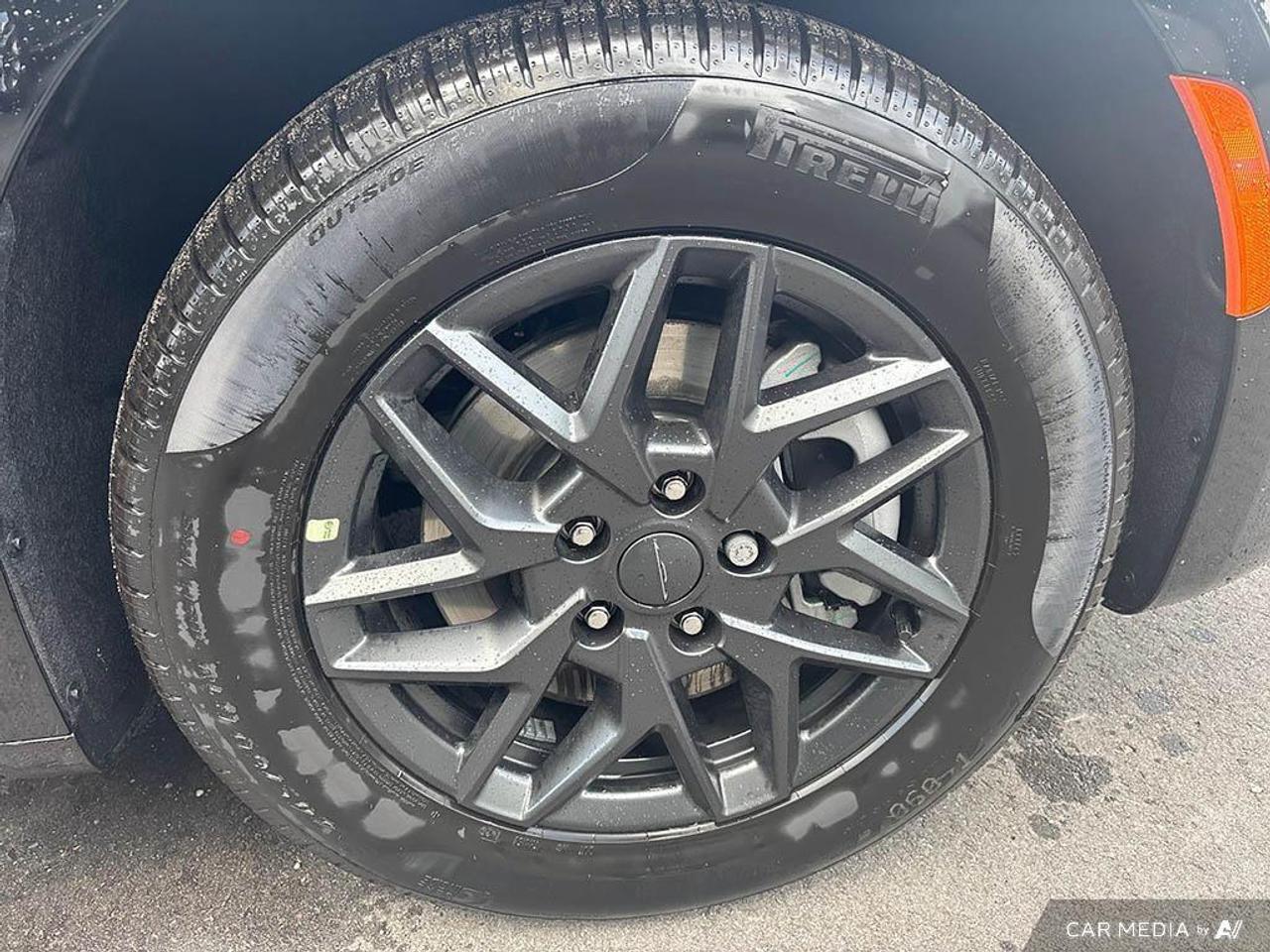 2027 Chrysler Pacifica Select All-Wheel Drive Passenger Van Photo