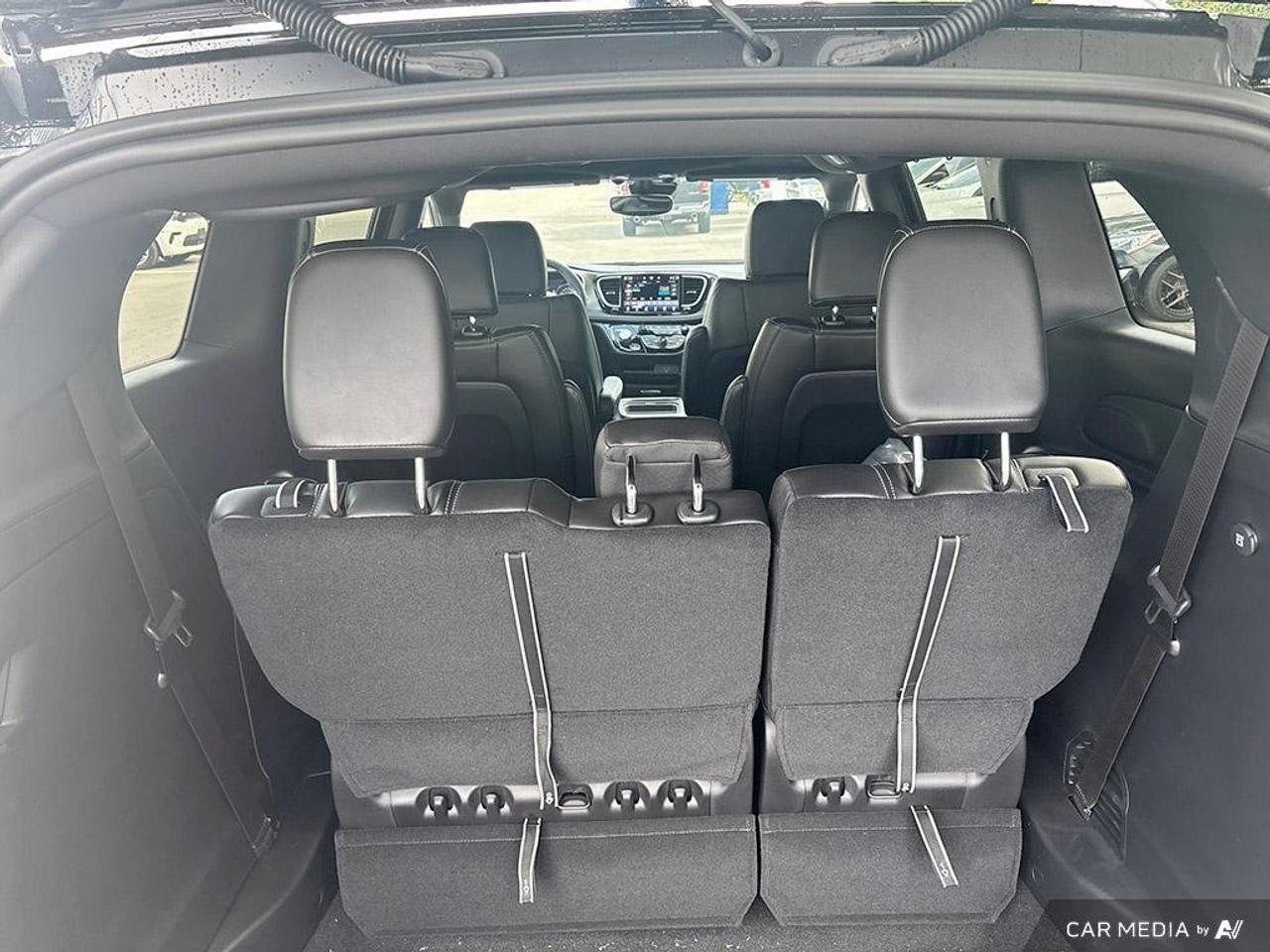 2027 Chrysler Pacifica Select All-Wheel Drive Passenger Van Photo