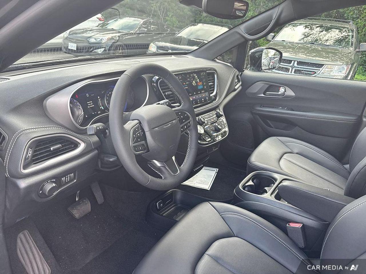 2027 Chrysler Pacifica Select All-Wheel Drive Passenger Van Photo