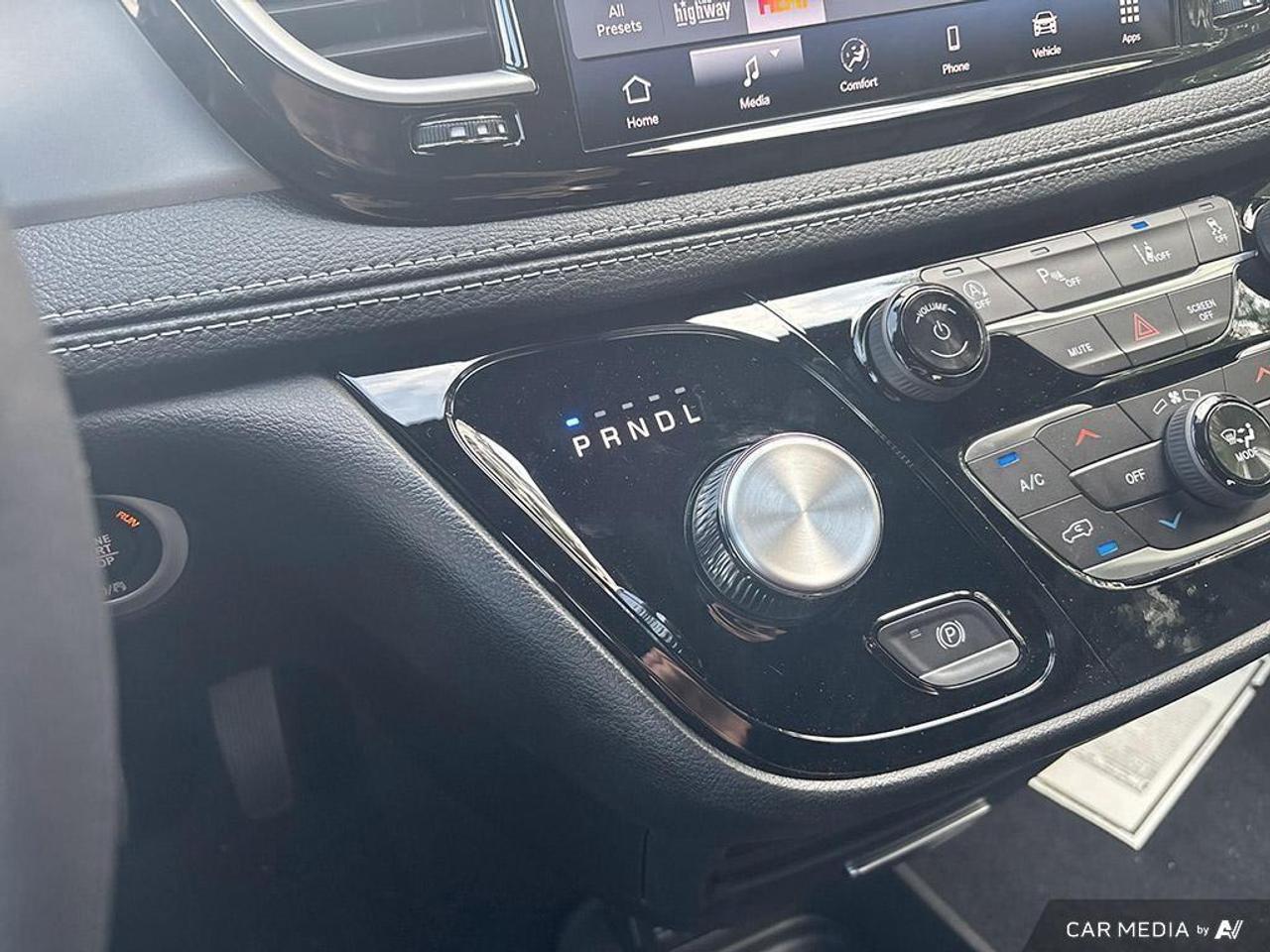 2027 Chrysler Pacifica Select All-Wheel Drive Passenger Van Photo
