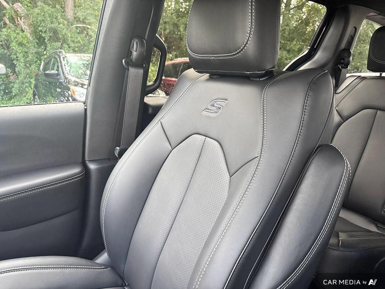 2027 Chrysler Pacifica Select All-Wheel Drive Passenger Van Photo