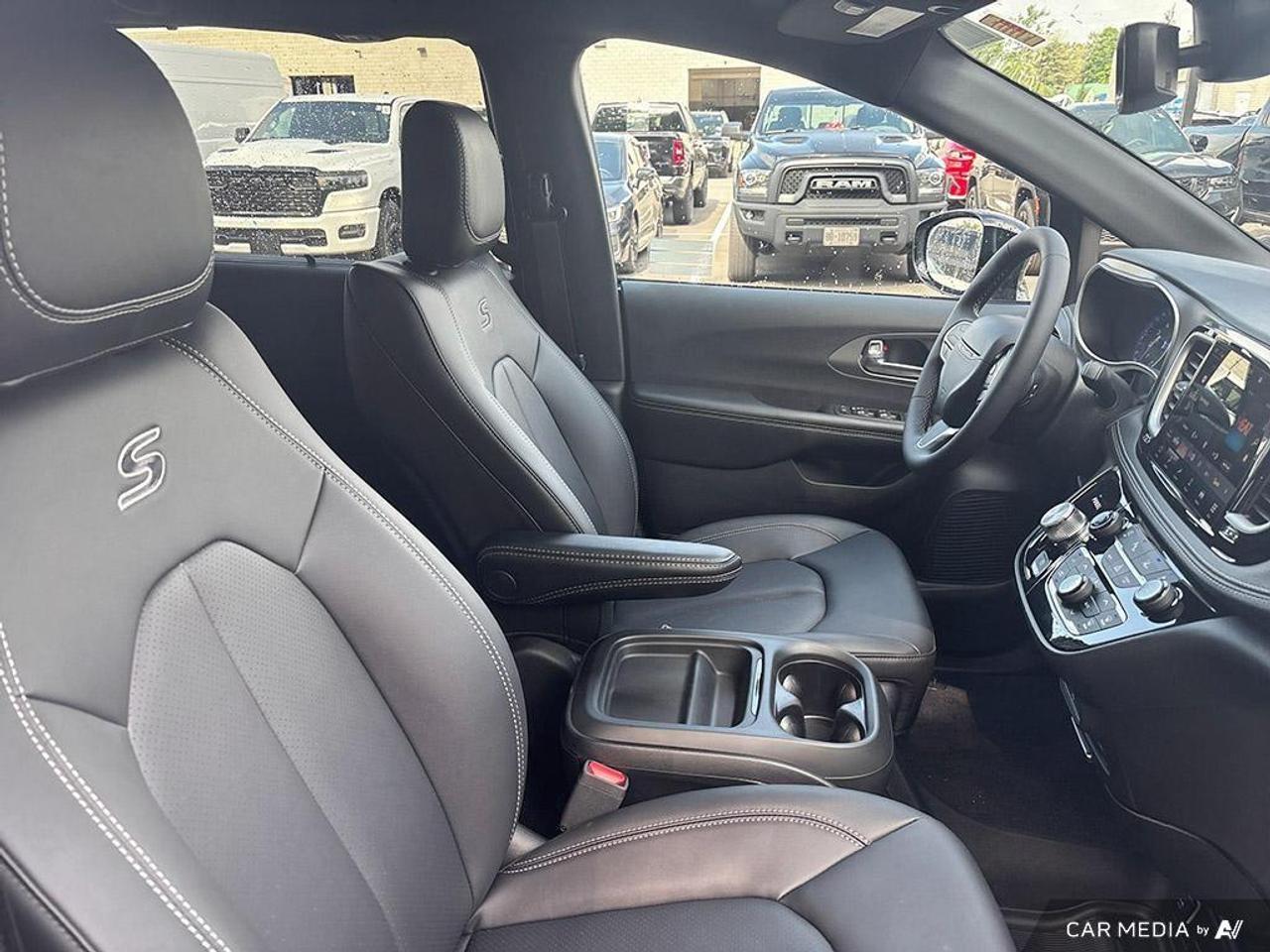 2027 Chrysler Pacifica Select All-Wheel Drive Passenger Van Photo