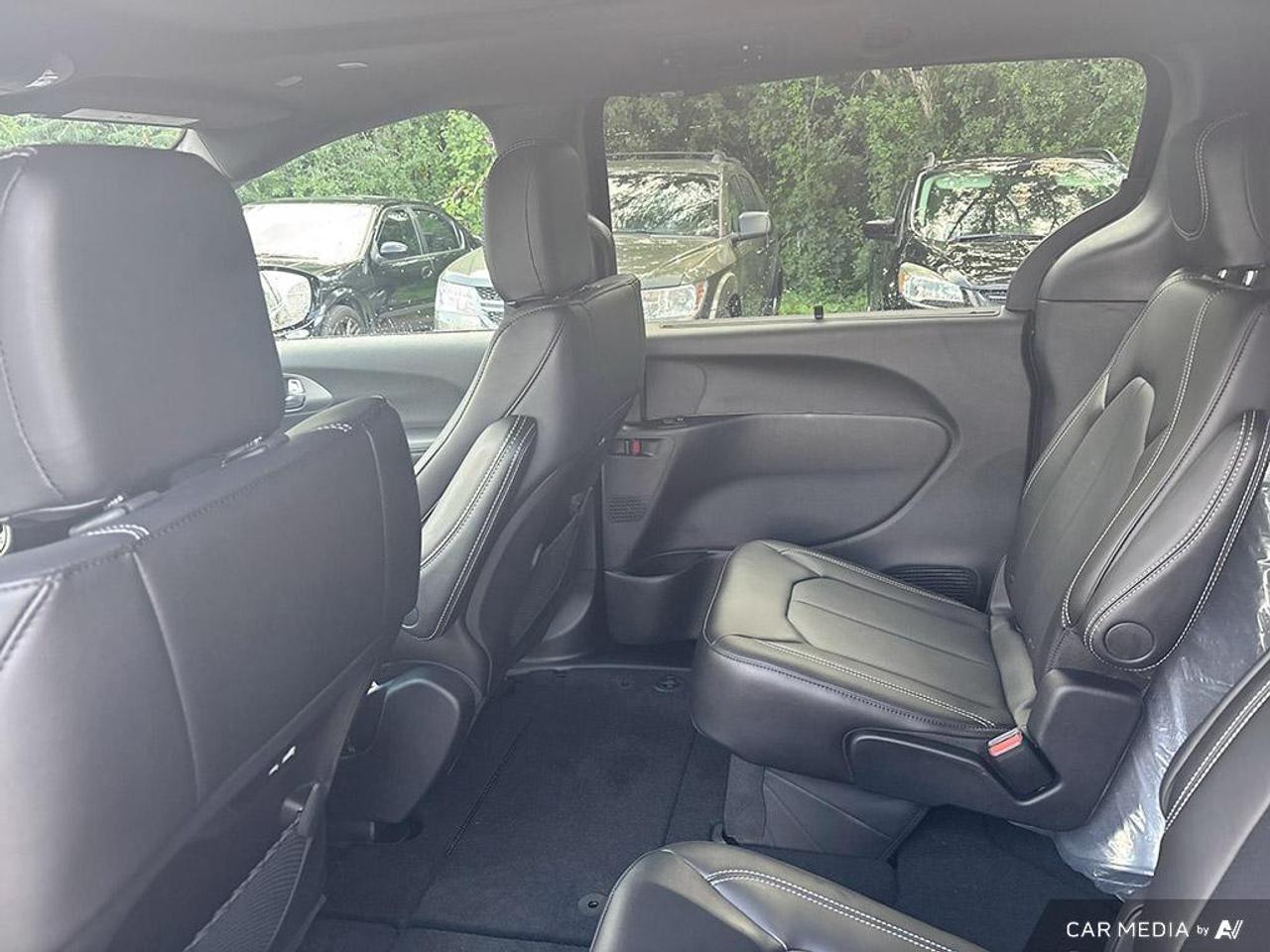 2027 Chrysler Pacifica Select All-Wheel Drive Passenger Van Photo