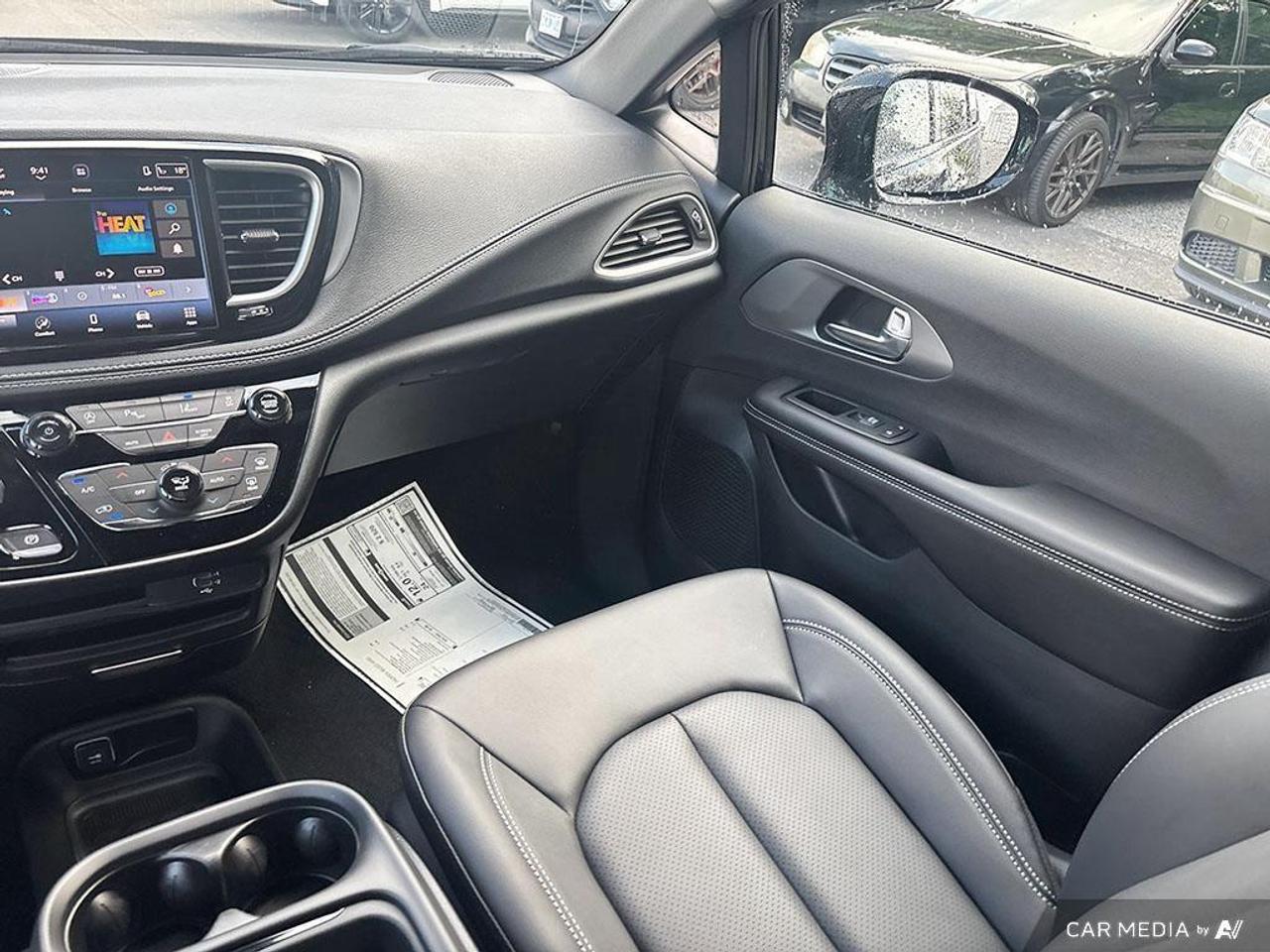 2027 Chrysler Pacifica Select All-Wheel Drive Passenger Van Photo