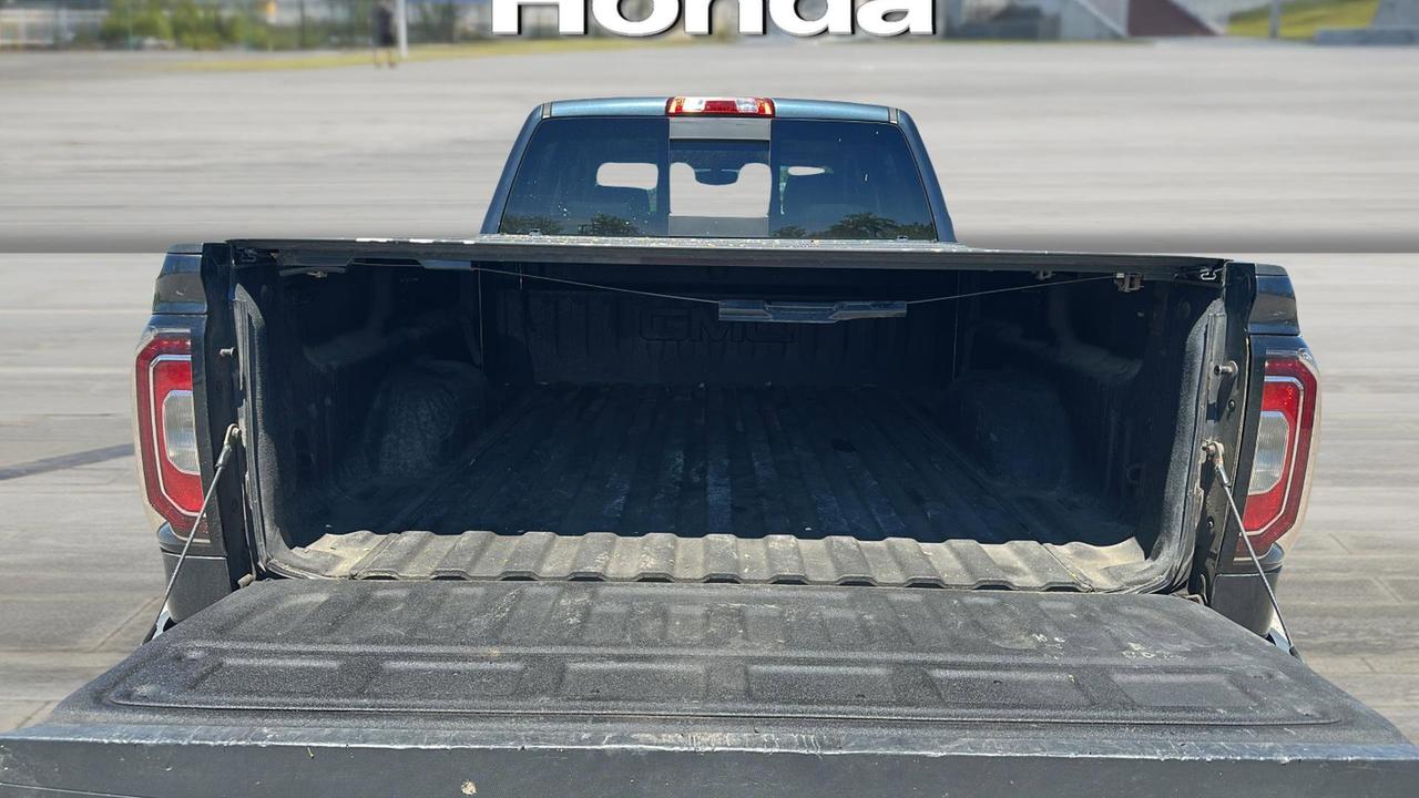 2017 GMC Sierra 1500 4WD Crew Cab 153.0  SLT Photo