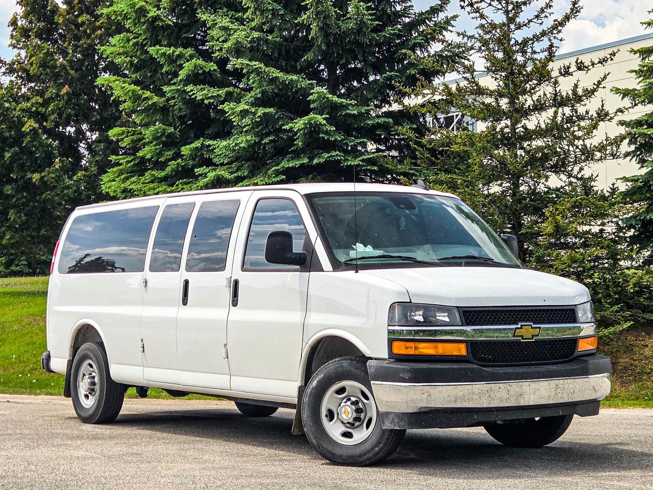 2025 Chevrolet Express Passenger LT Photo