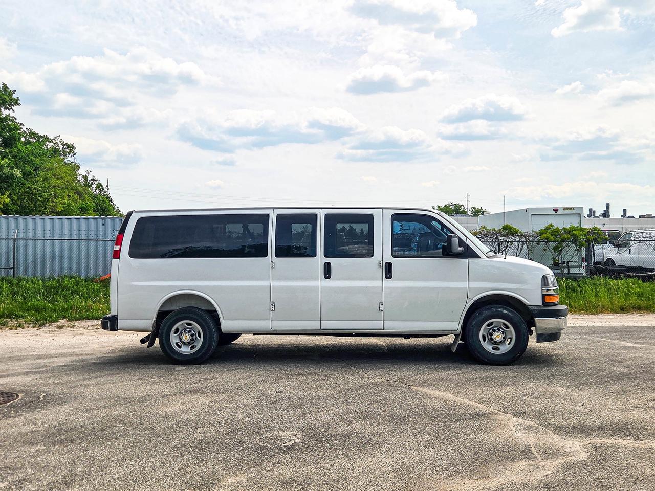 2025 Chevrolet Express Passenger LT Photo
