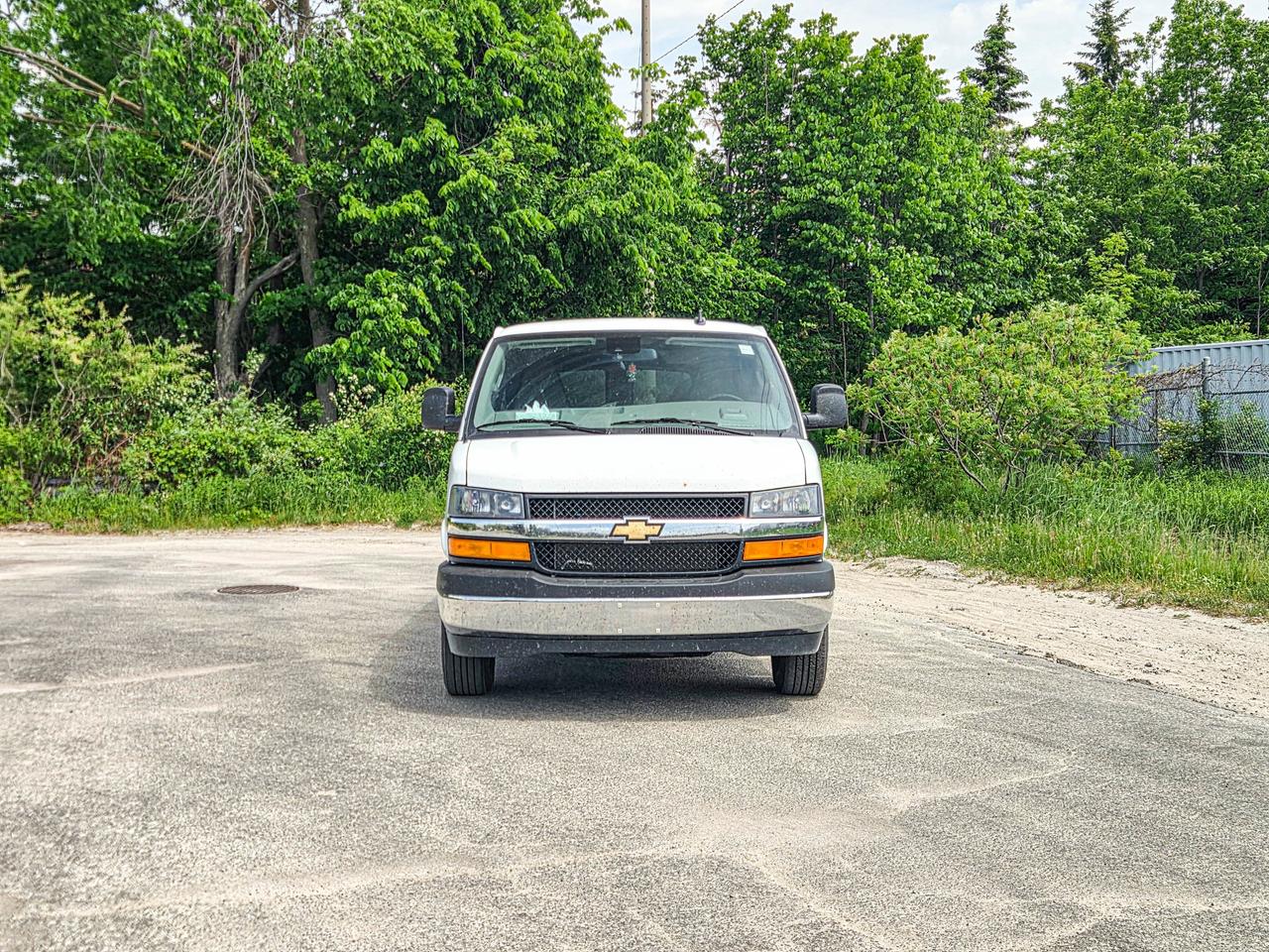 2025 Chevrolet Express Passenger LT Photo