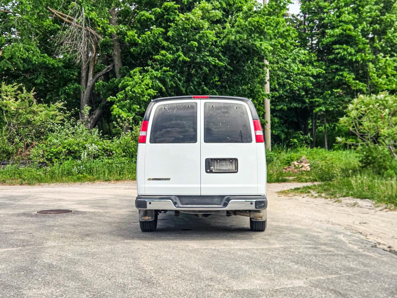 2025 Chevrolet Express Passenger LT Photo