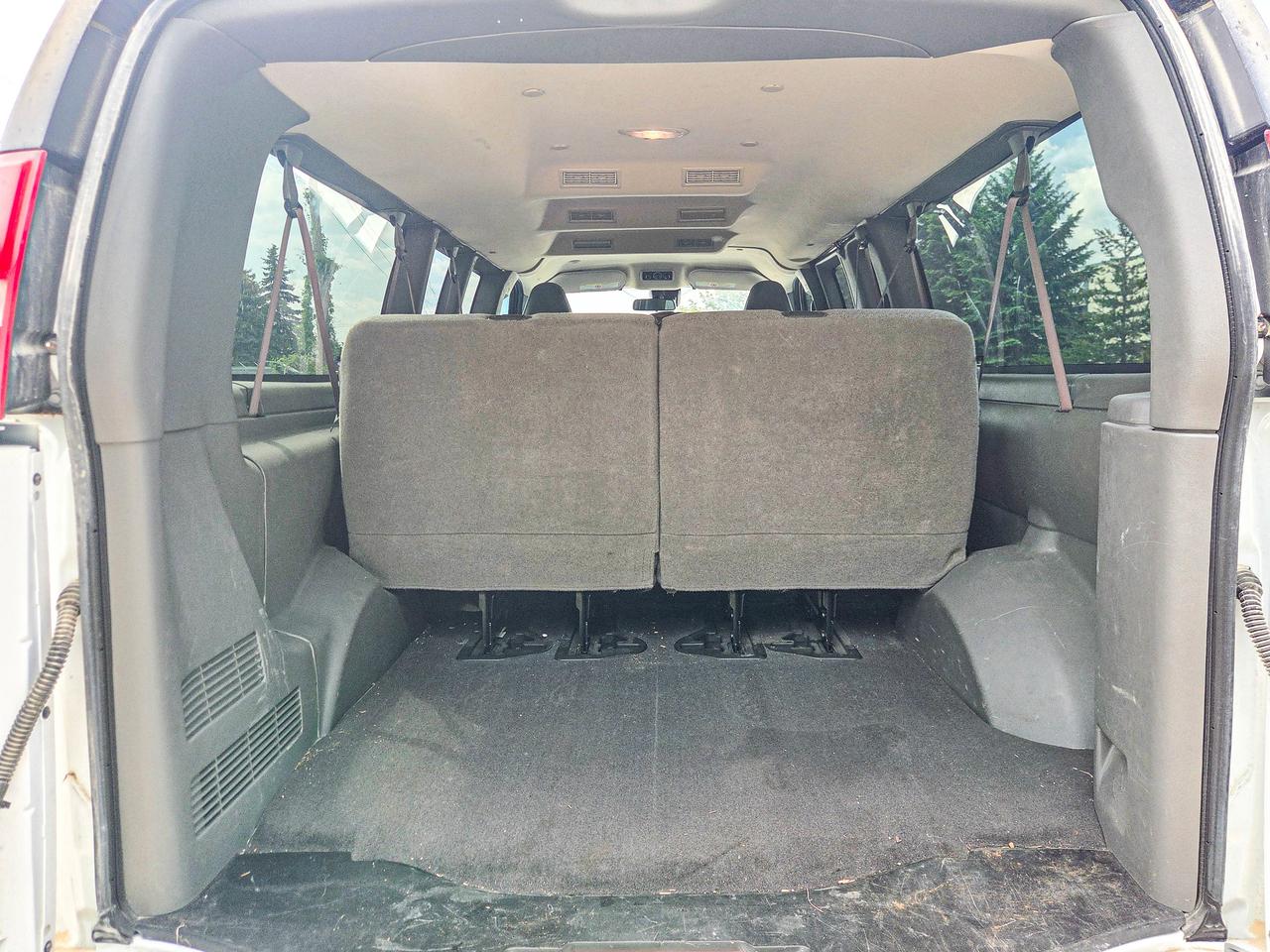 2025 Chevrolet Express Passenger LT Photo