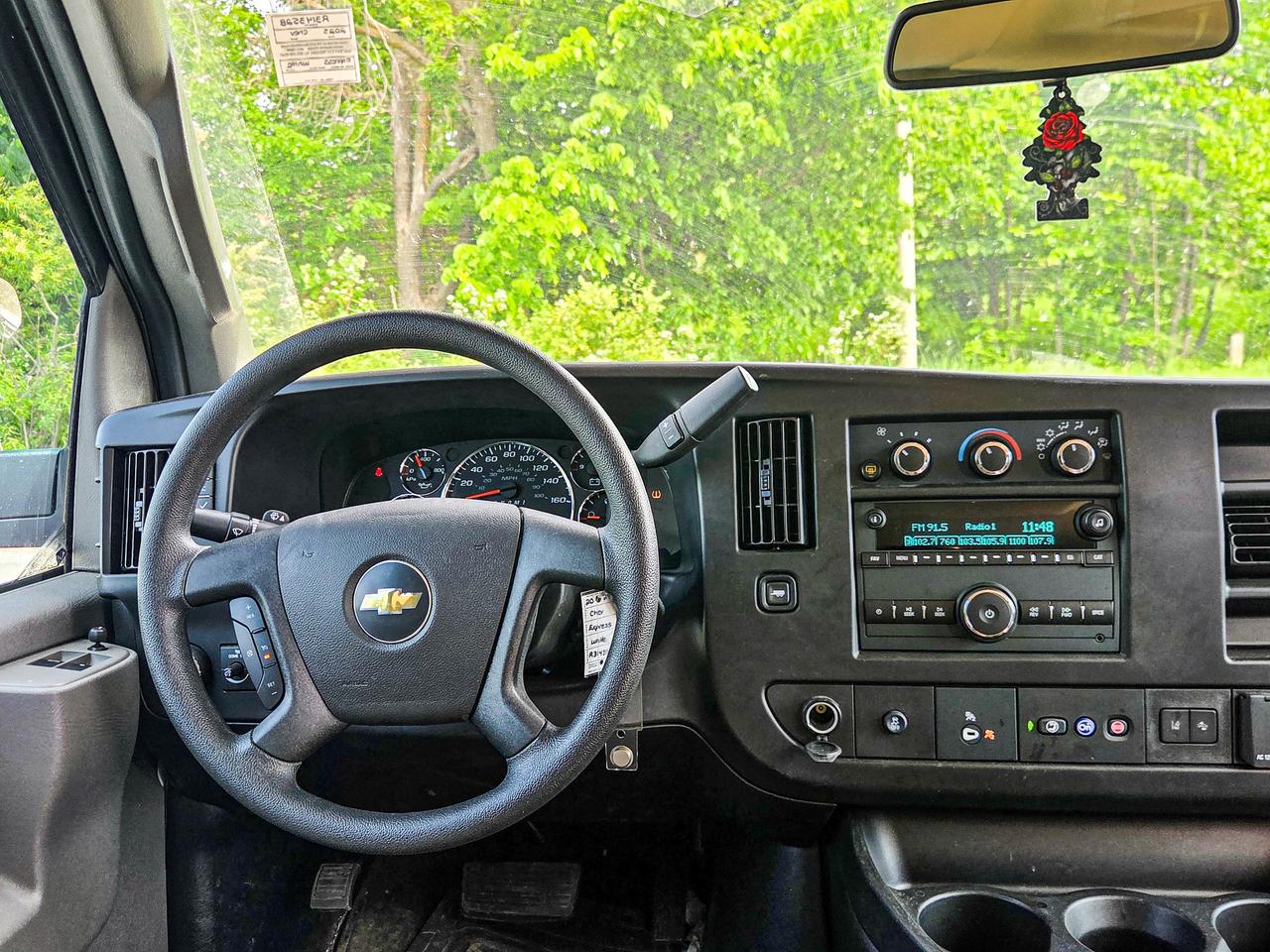 2025 Chevrolet Express Passenger LT Photo