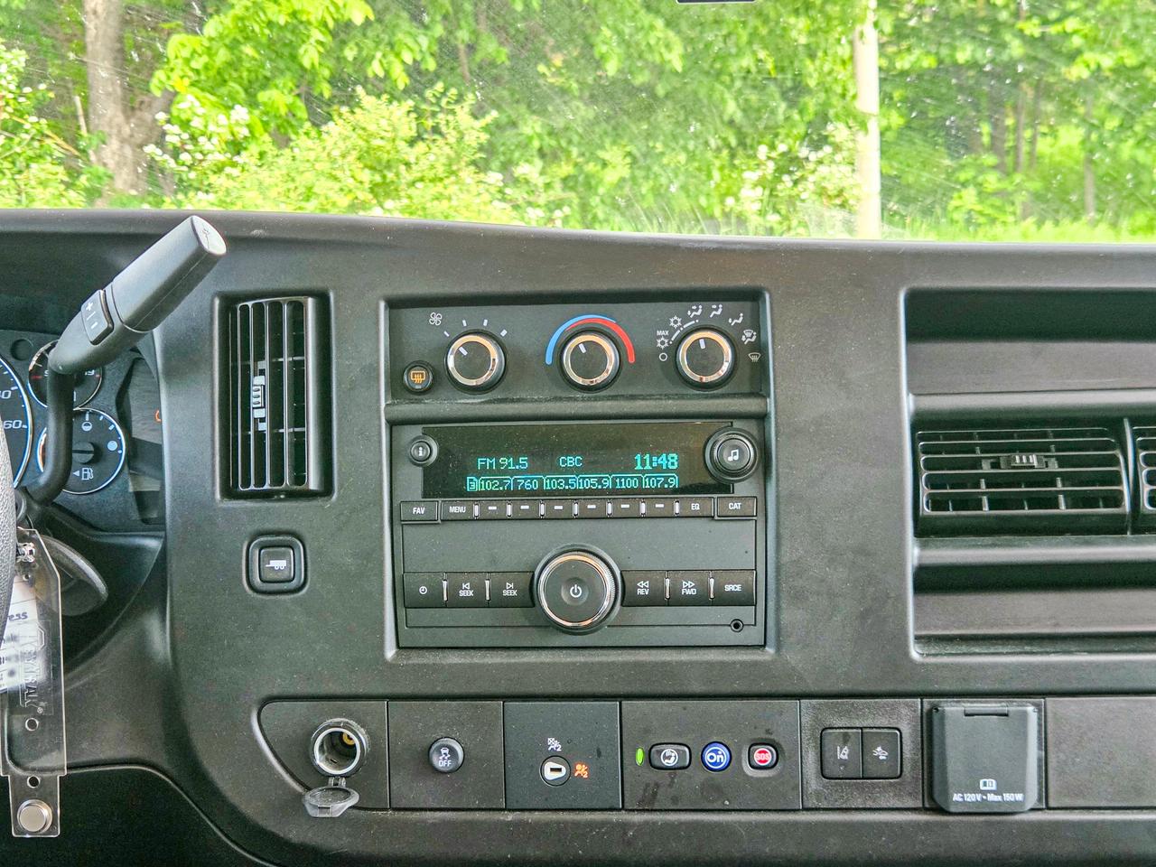 2025 Chevrolet Express Passenger LT Photo