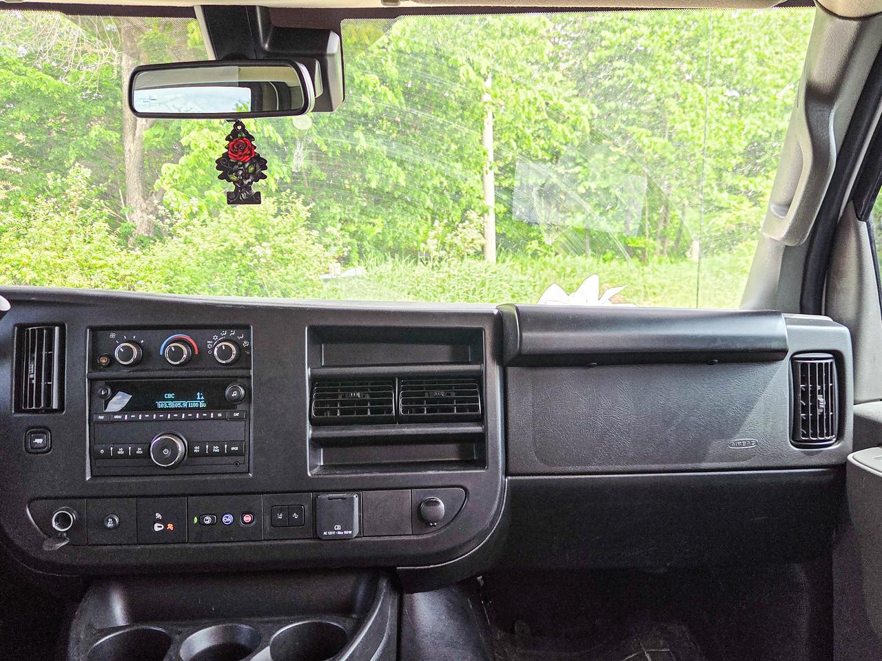 2025 Chevrolet Express Passenger LT Photo
