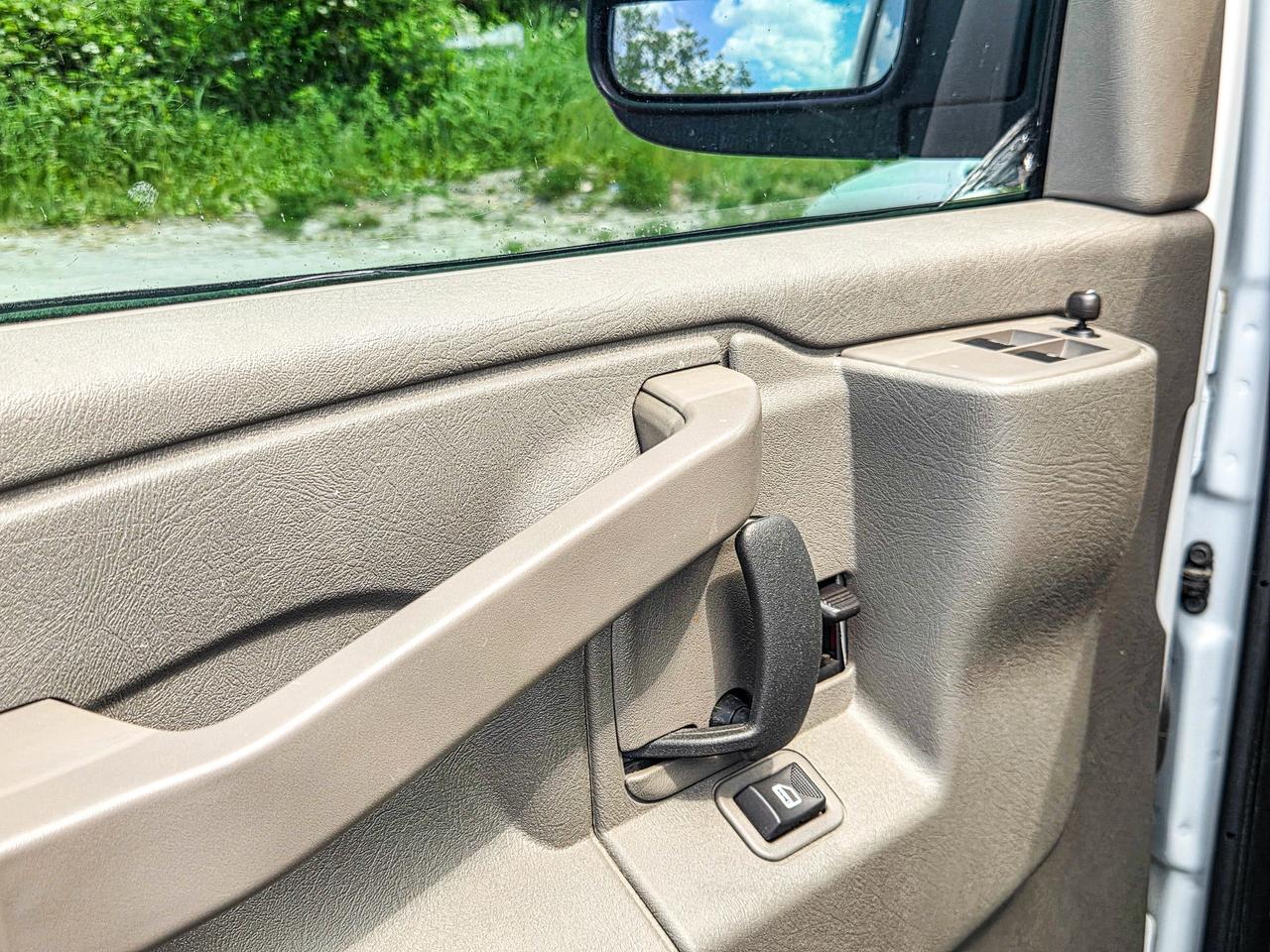 2025 Chevrolet Express Passenger LT Photo