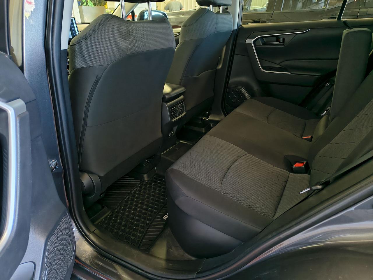 2022 Toyota RAV4 Hybrid LE Photo0