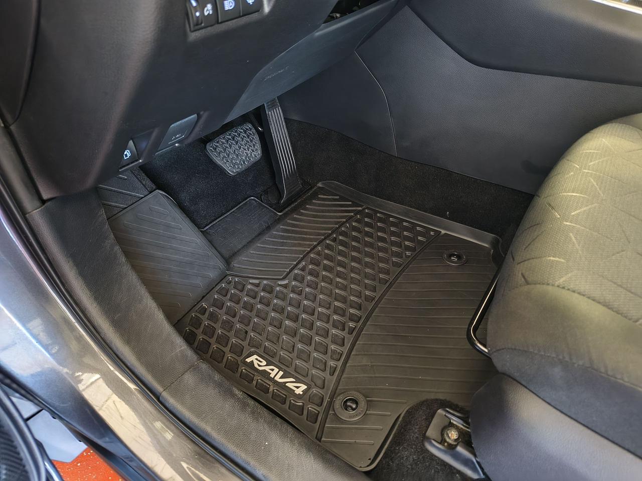 2022 Toyota RAV4 Hybrid LE Photo0