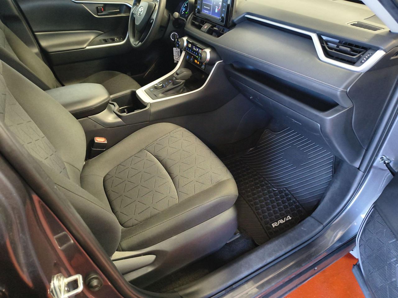 2022 Toyota RAV4 Hybrid LE Photo0