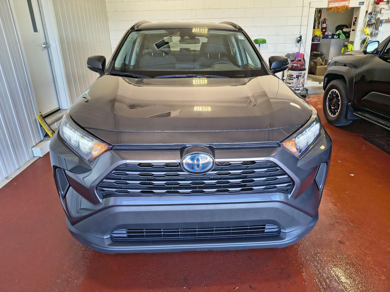 2022 Toyota RAV4 Hybrid LE Photo0