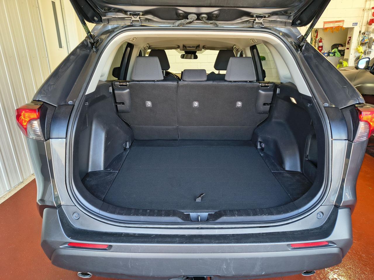 2022 Toyota RAV4 Hybrid LE Photo0