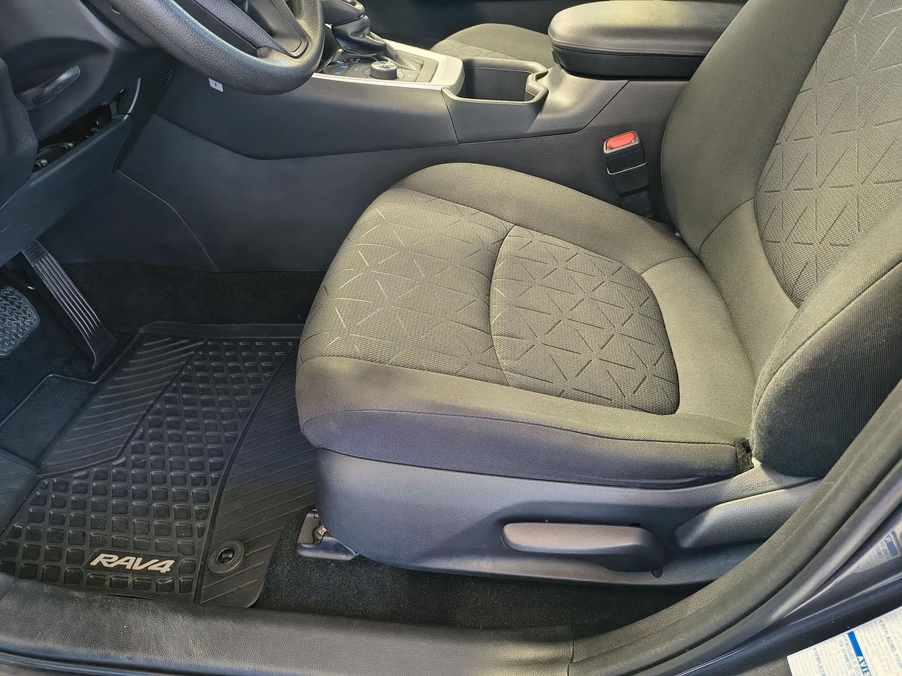 2022 Toyota RAV4 Hybrid LE Photo0