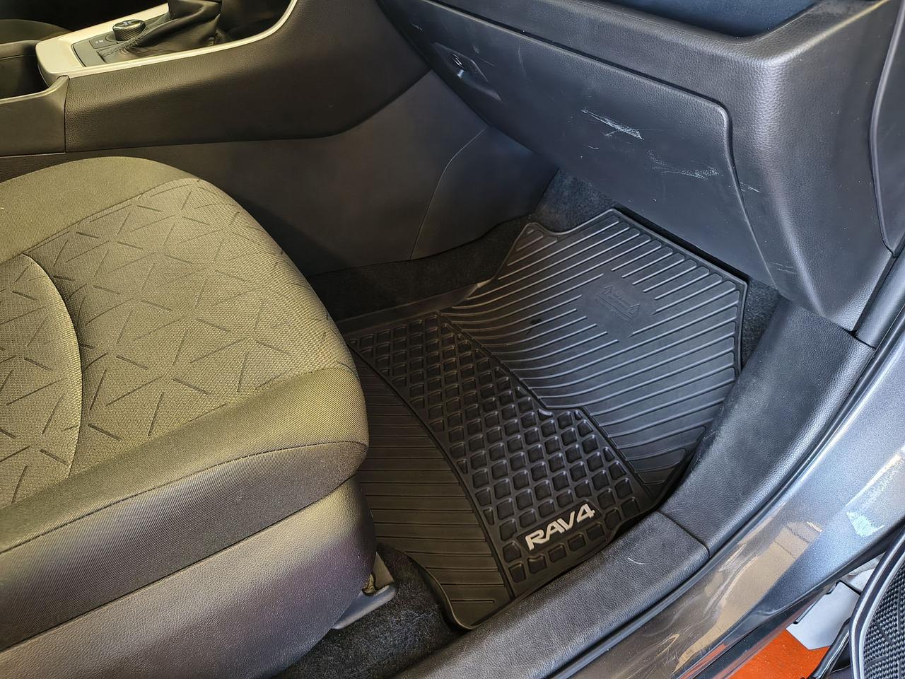 2022 Toyota RAV4 Hybrid LE Photo0