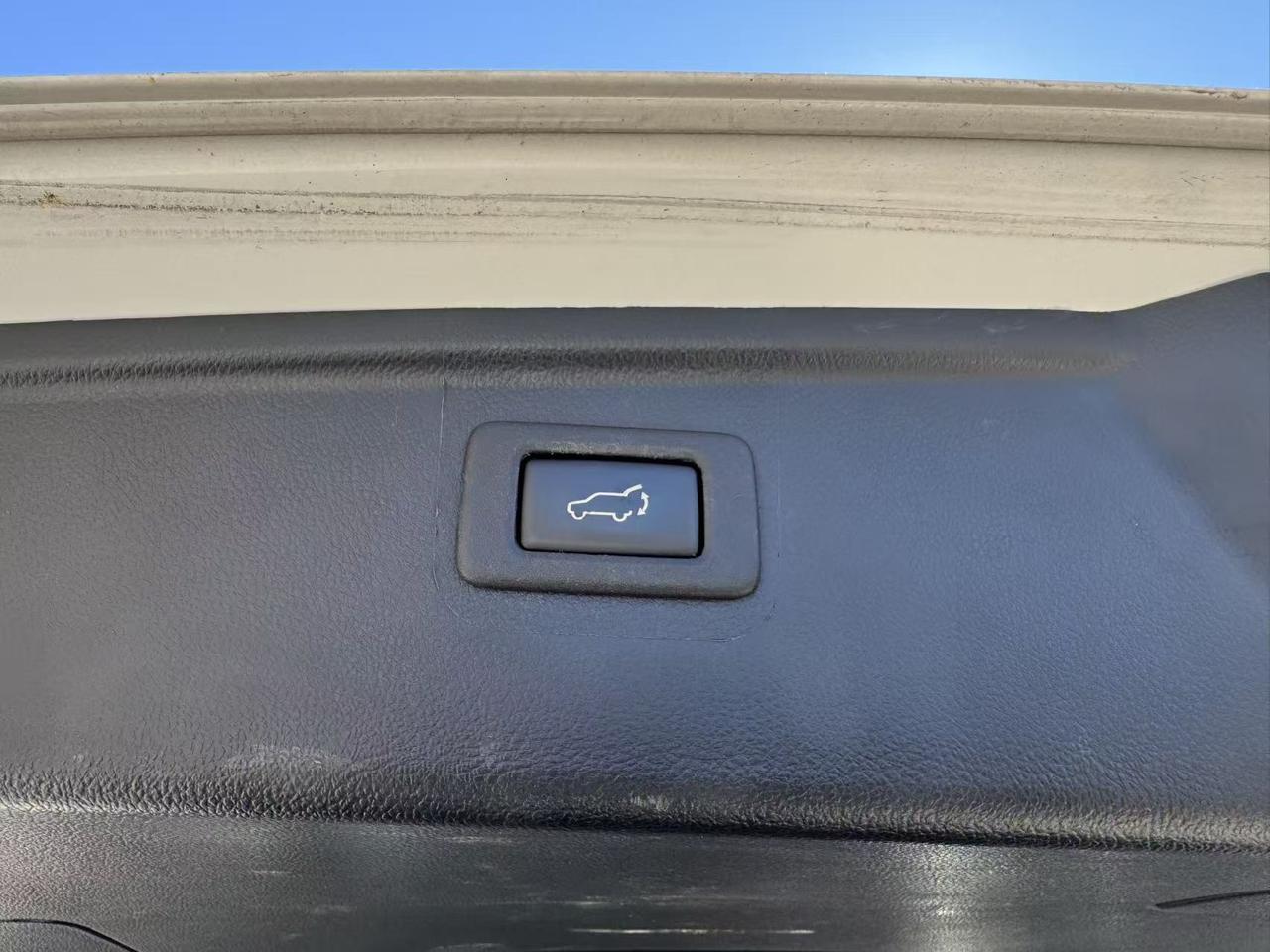 2017 Subaru Outback 3.6R LIMITED W/TECH PKG Photo