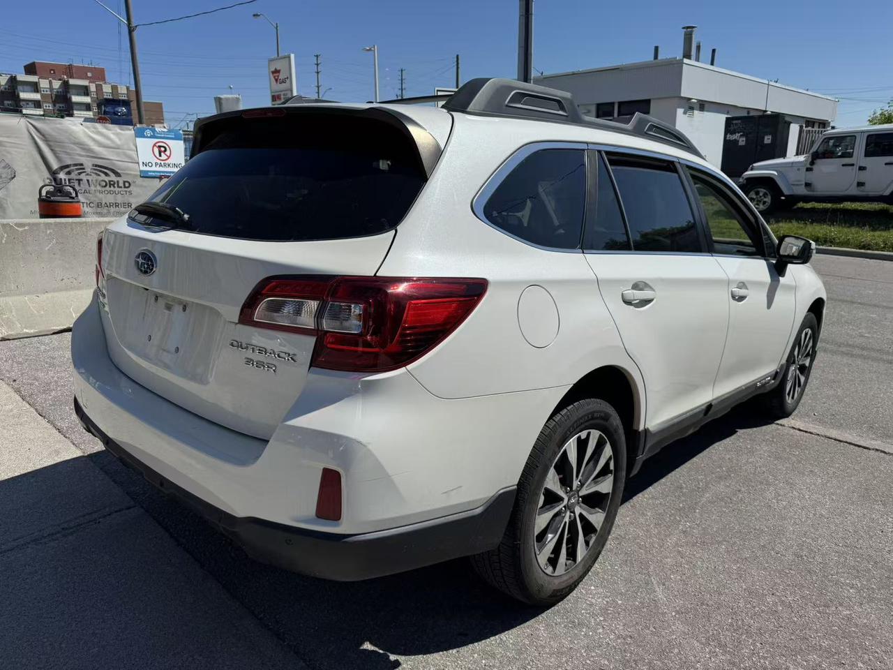 2017 Subaru Outback 3.6R LIMITED W/TECH PKG Photo3