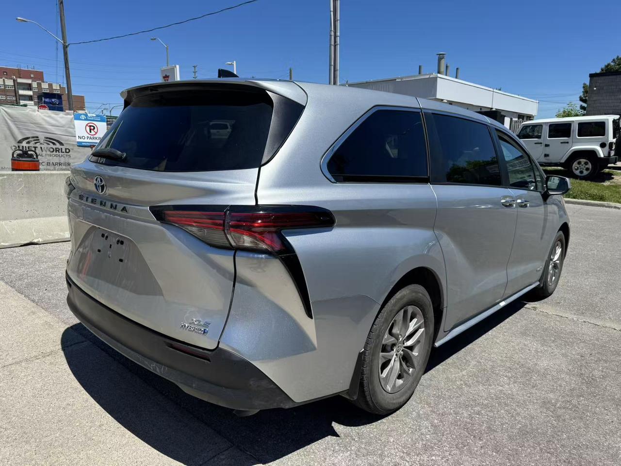 2021 Toyota Sienna XLE 7-Passenger AWD Photo