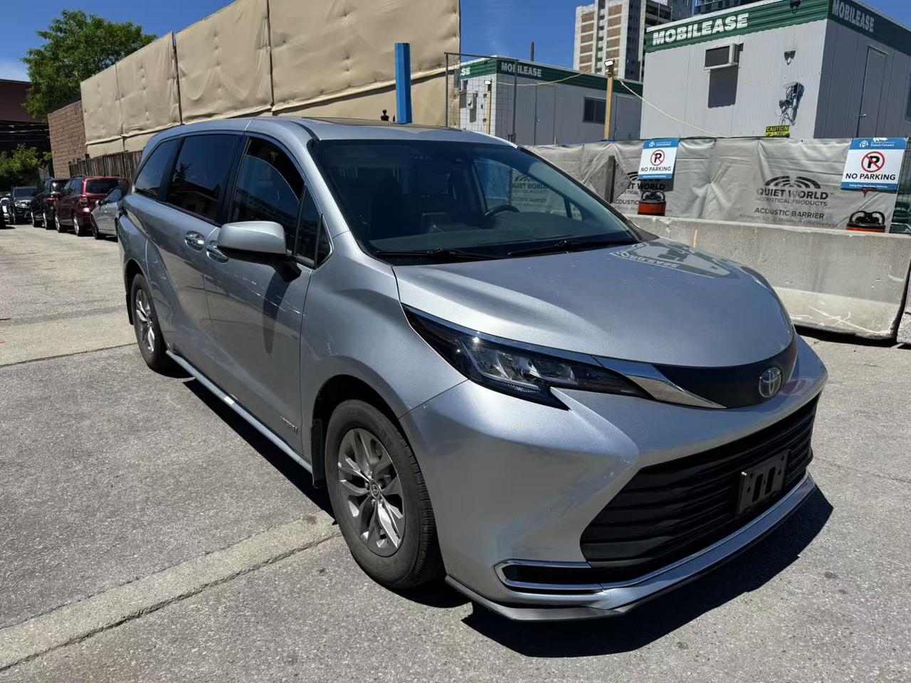 2021 Toyota Sienna XLE 7-Passenger AWD Photo