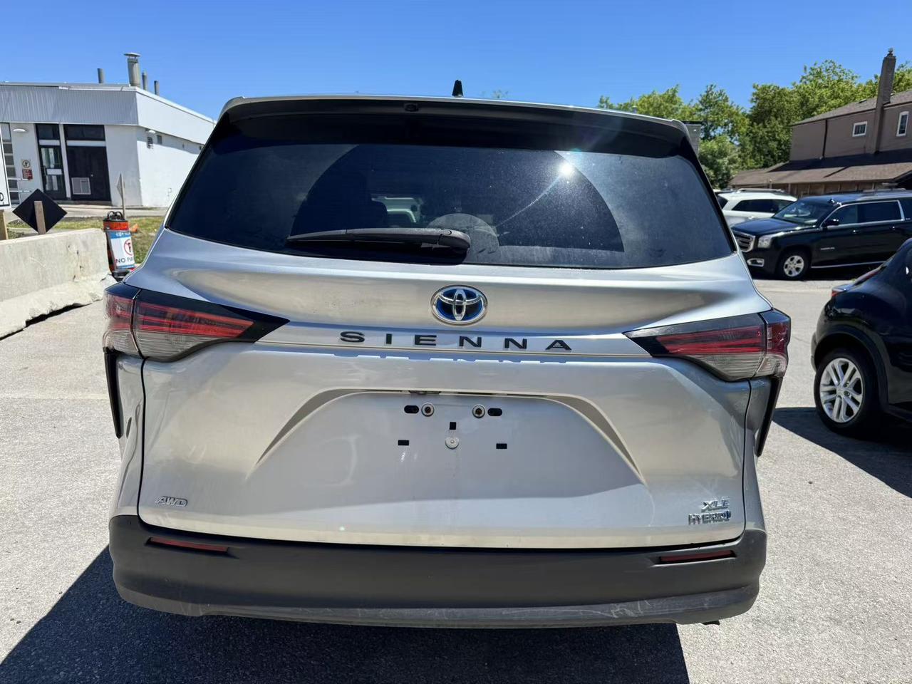 2021 Toyota Sienna XLE 7-Passenger AWD Photo