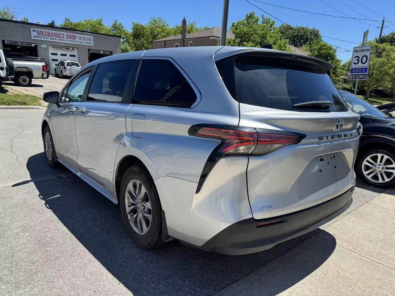 2021 Toyota Sienna XLE 7-Passenger AWD Photo