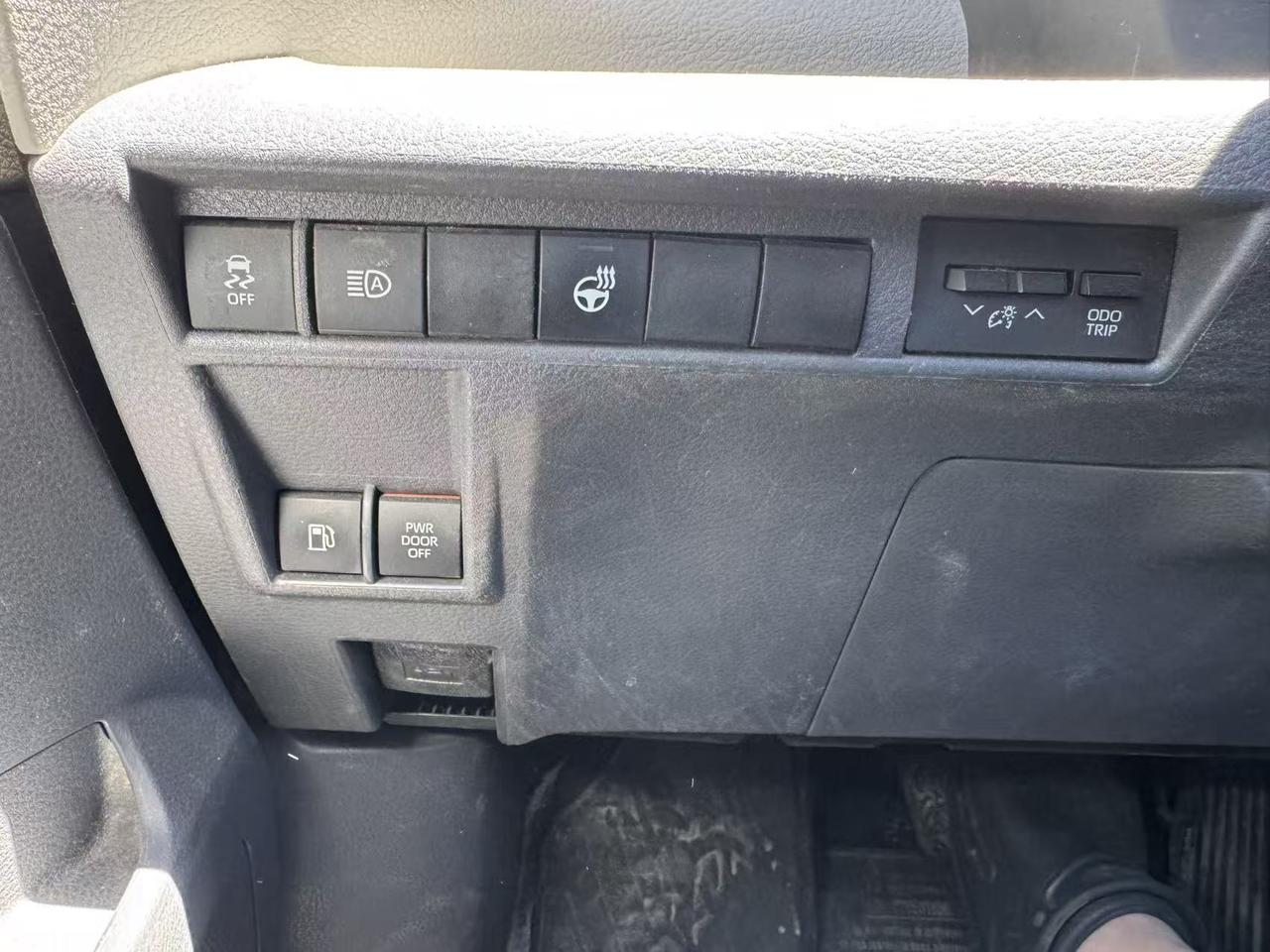 2021 Toyota Sienna XLE 7-Passenger AWD Photo